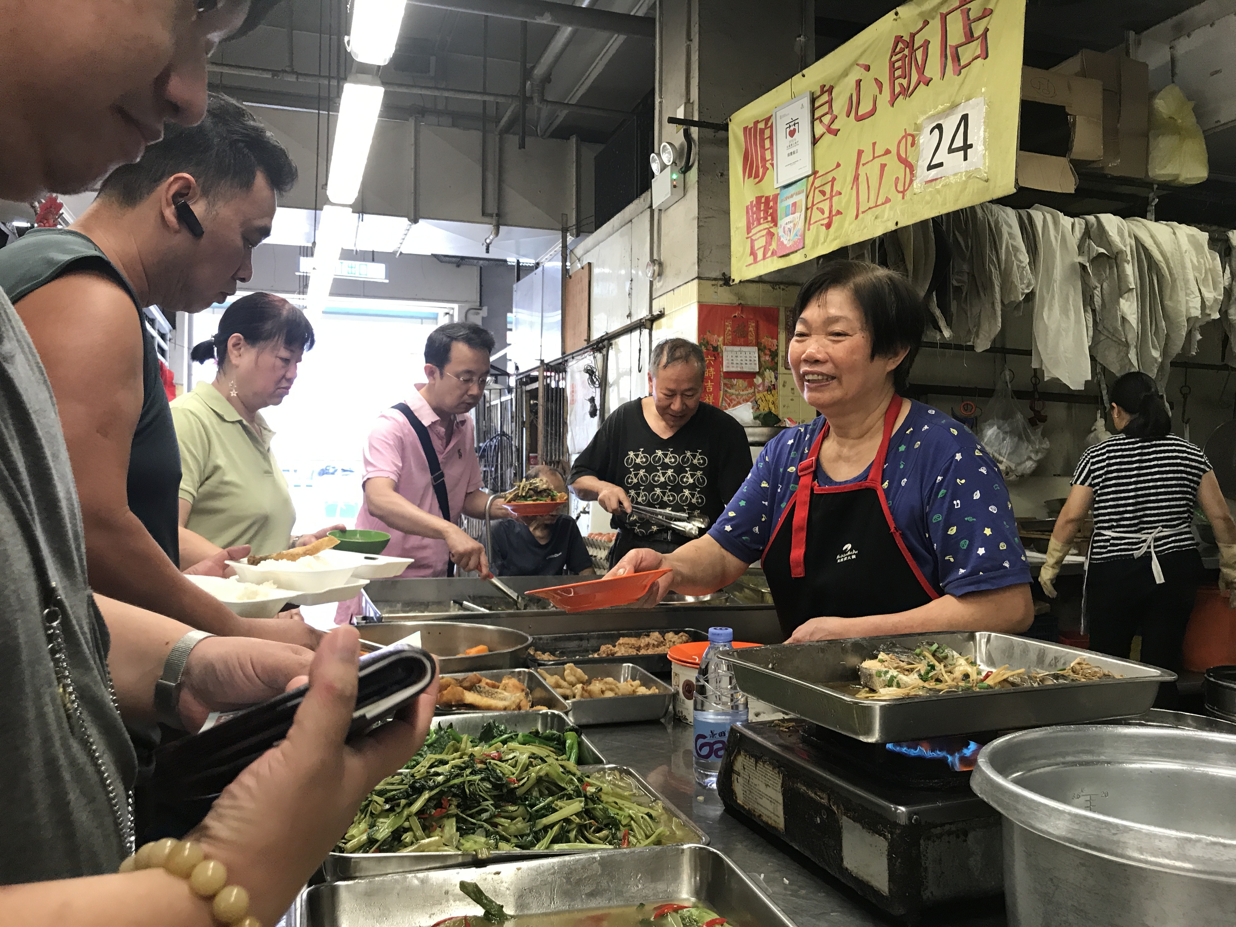 中午時分，不少市民前來飯店進食，除長者外，當中也有打工仔。（梁煥敏攝）