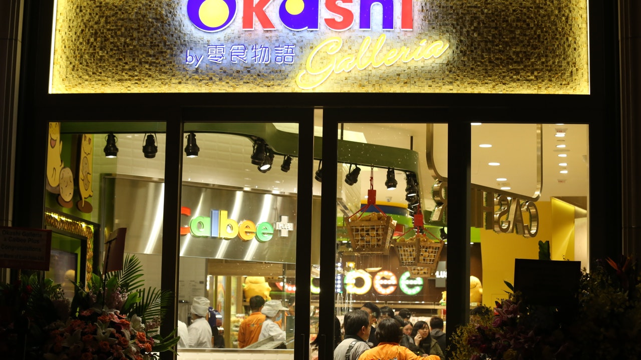 卡樂B實體店開幕 推獨有避風塘口味 逾百市民冒雨光顧