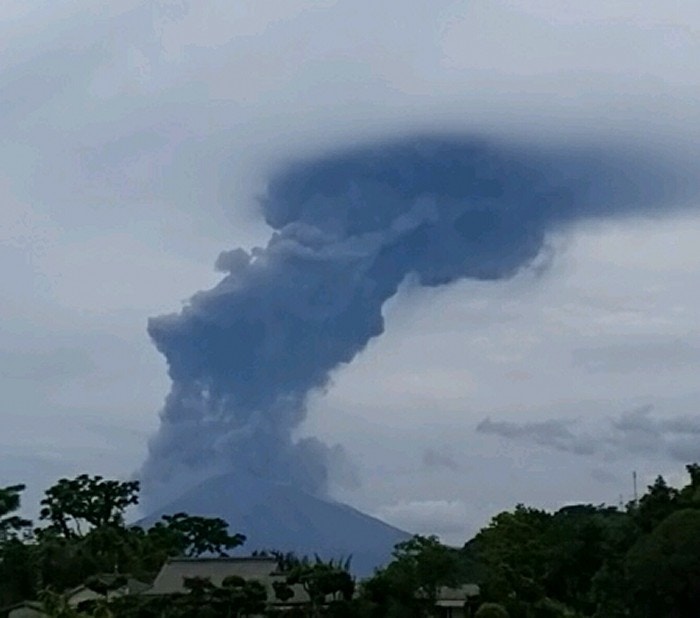 櫻島火山爆發，火山灰升至3,000米高，直迫雲層。（日本氣象新聞公司）