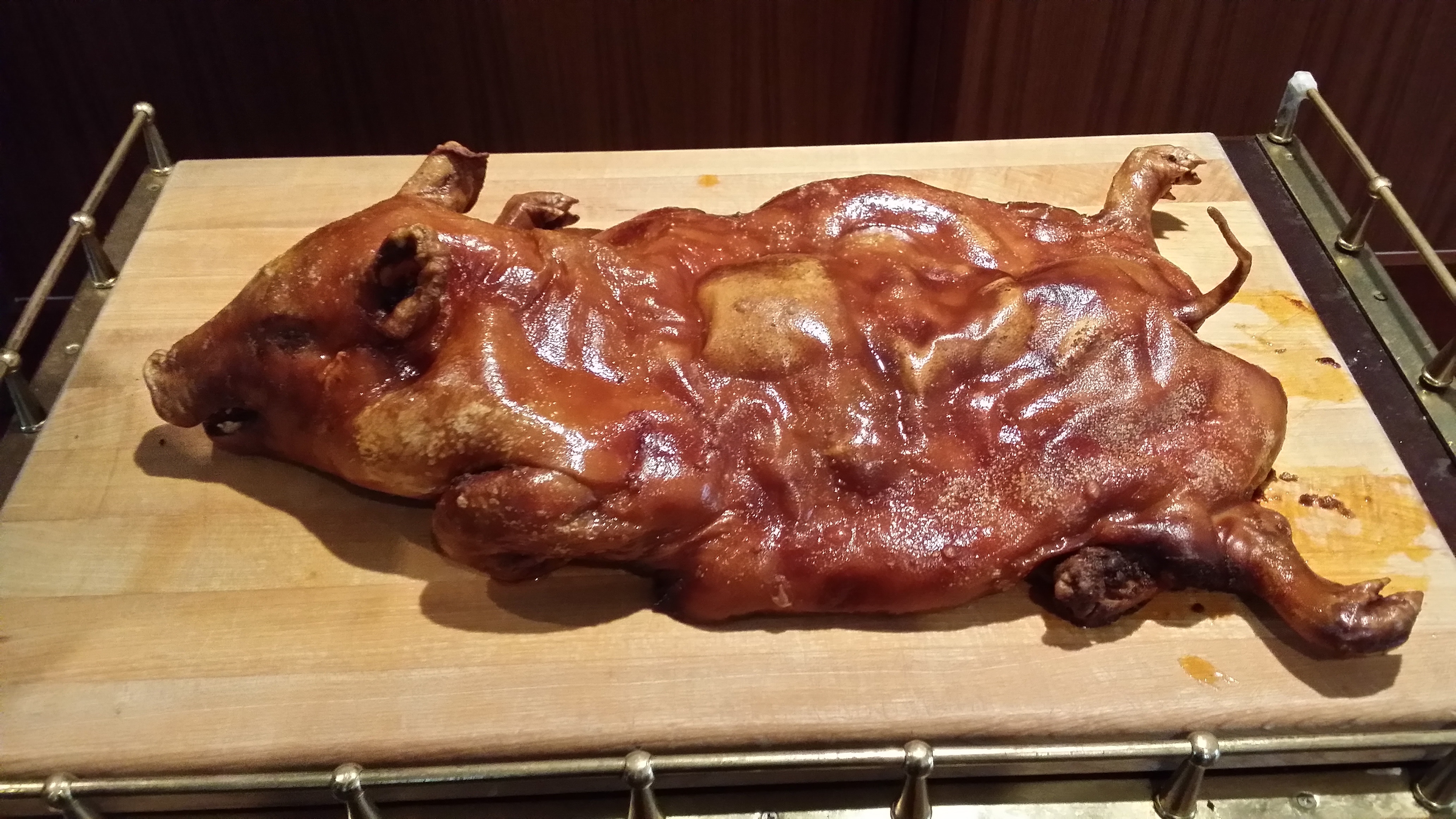 葡人國慶日原為紀念飄泊詩人　聚餐食正宗葡菜　竟然有乳豬？
