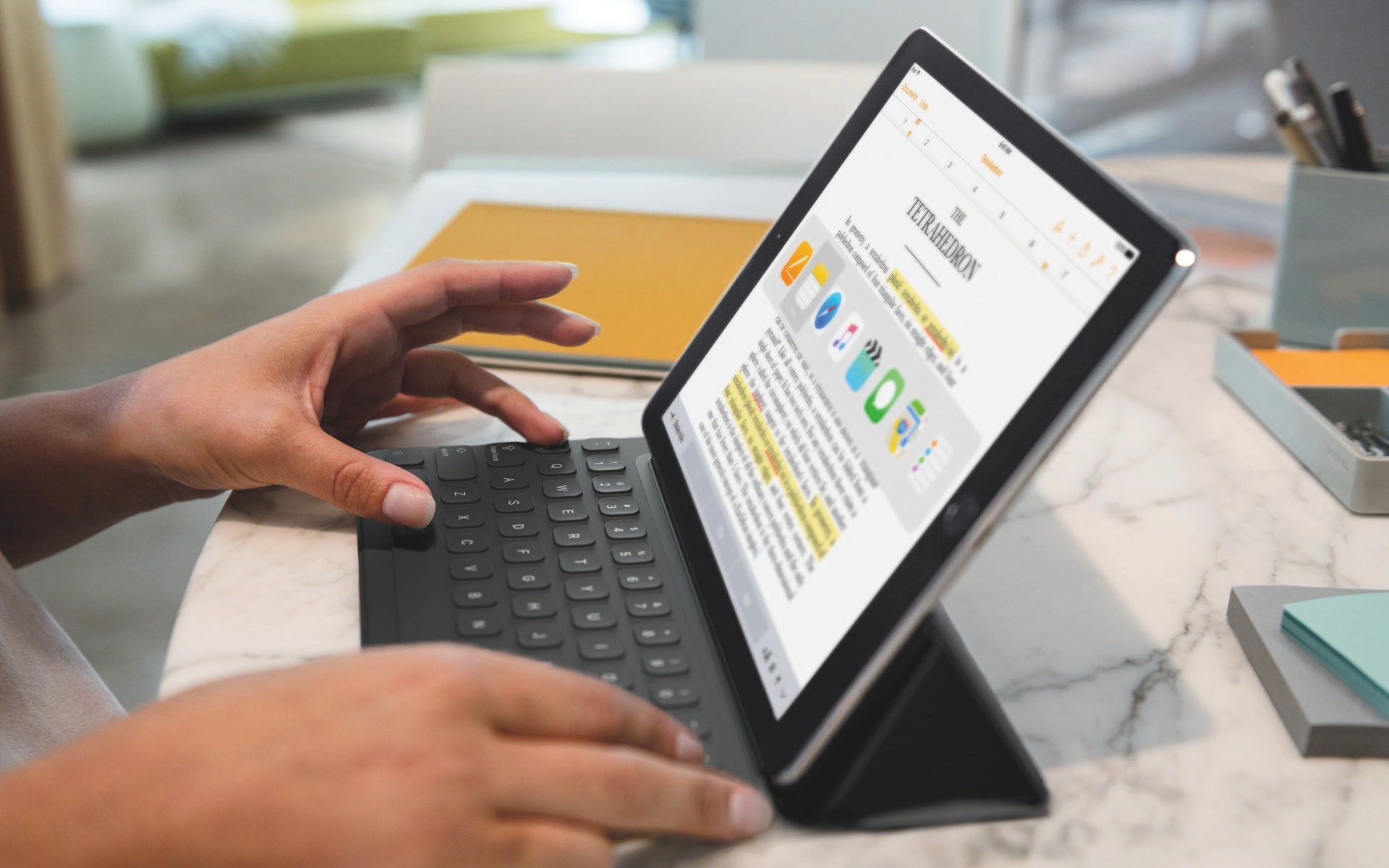9.7吋iPad Pro比12.9吋版本更易攜帶。(Apple) 9.7吋iPad Pro比12.9吋版本更易攜帶。(Apple)