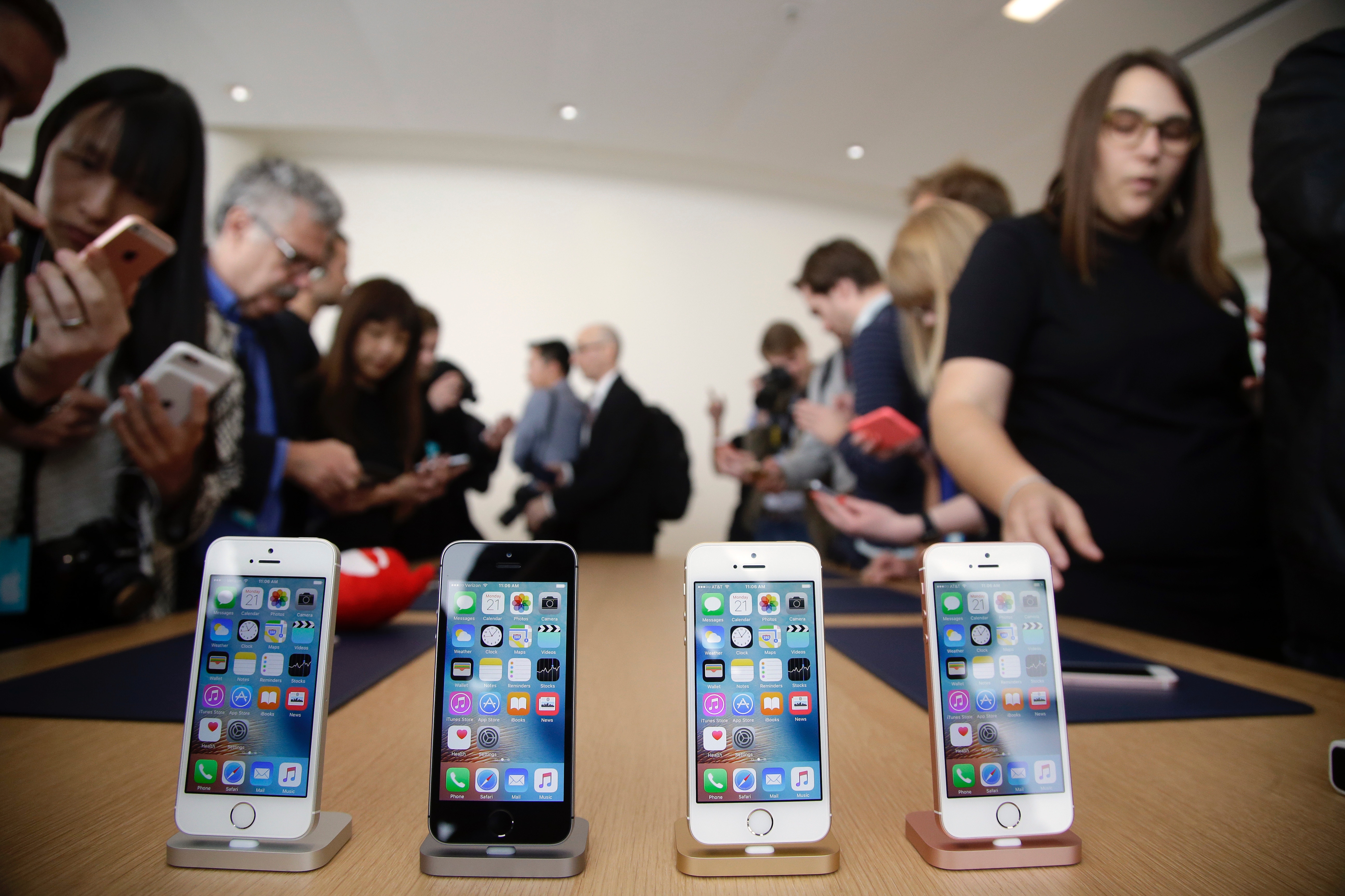 Apple今次有心將iPhone SE售價壓低，進軍中階市場。（美聯社）