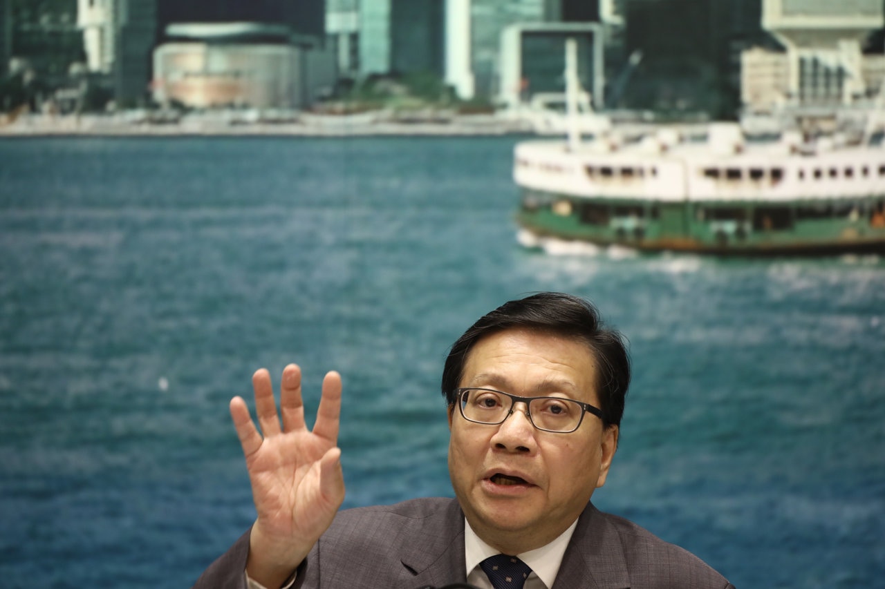 張炳良指，任何政府都不會接受公共交通營辦商在無規管之下經營。（盧翊銘攝）