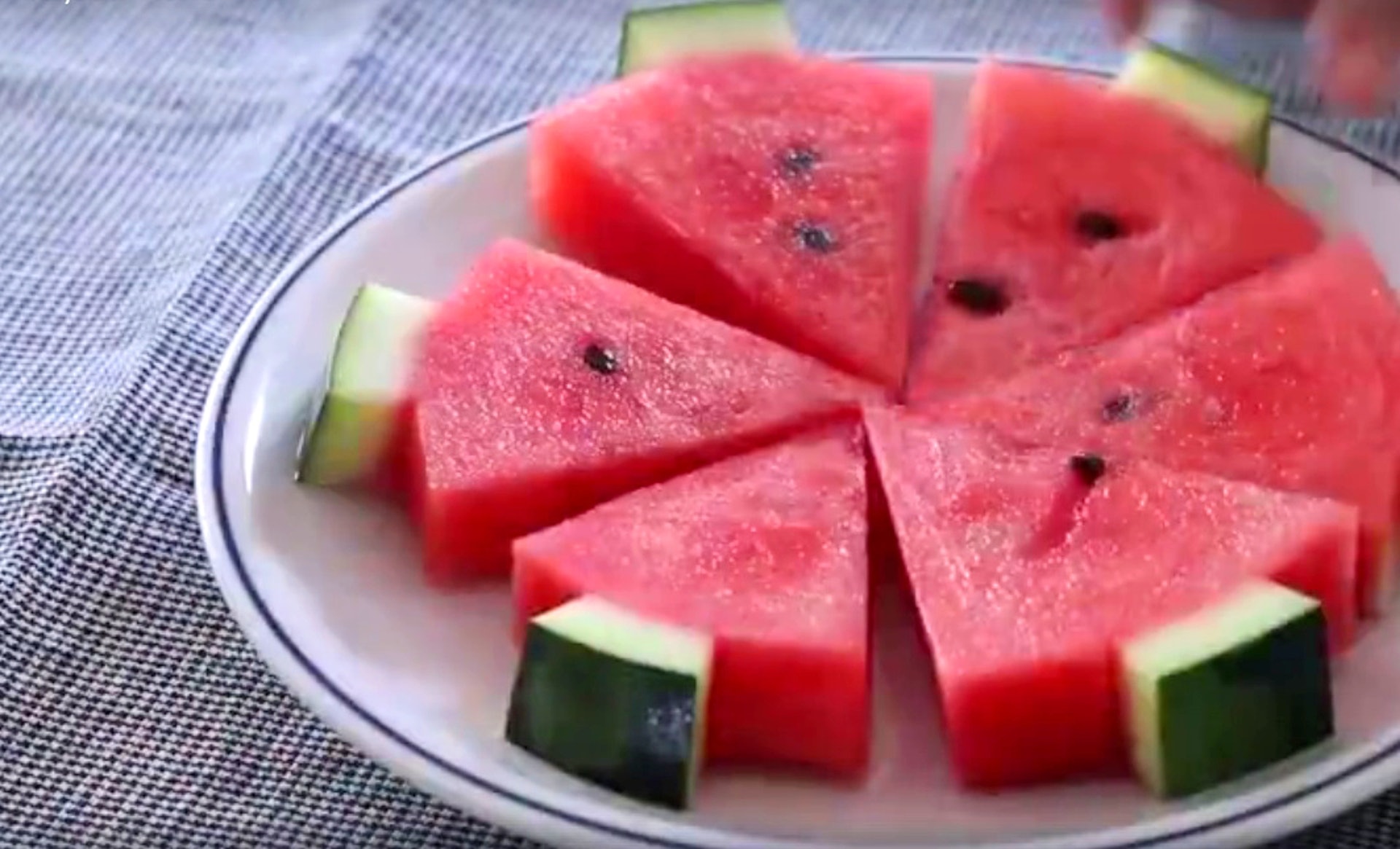 切西瓜3式 有片 大西瓜變小樹林方便食不會滿面水滴滴 香港01 教煮 切西瓜3式 有片 大西瓜變小樹林方便食不會滿面水滴滴 香港01 教煮