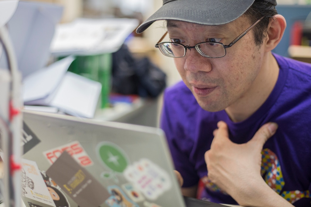 蘇孝恆批評本港企業普遍眼光較狹隘，往往只當IT是負責電腦維修、維持基本網絡、運作等輔助工作，而非賺錢嘅部門。（鄭子峰攝）