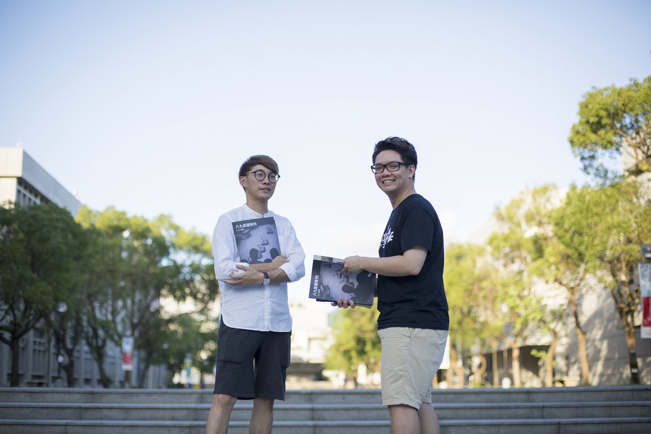 中大學生報記者黃柏熹(左)和總編輯黃家熙(右)一同製作了六四28周年特刊。(龔嘉盛攝) 中大學生報記者黃柏熹(左)和總編輯黃家熙(右)一同製作了六四28周年特刊。(龔嘉盛攝)