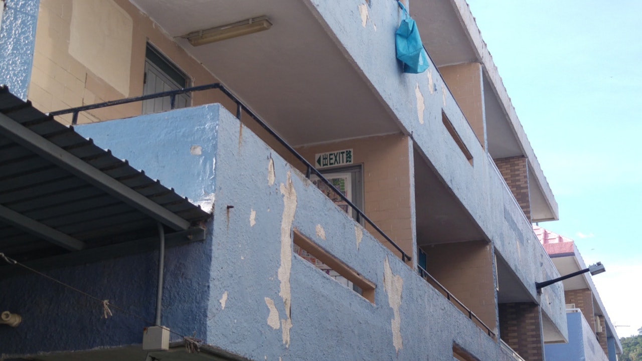 長洲東堤小築再發生一男一女屋內燒炭案件。(余睿菁攝) 長洲東堤小築再發生一男一女屋內燒炭案件。(余睿菁攝)