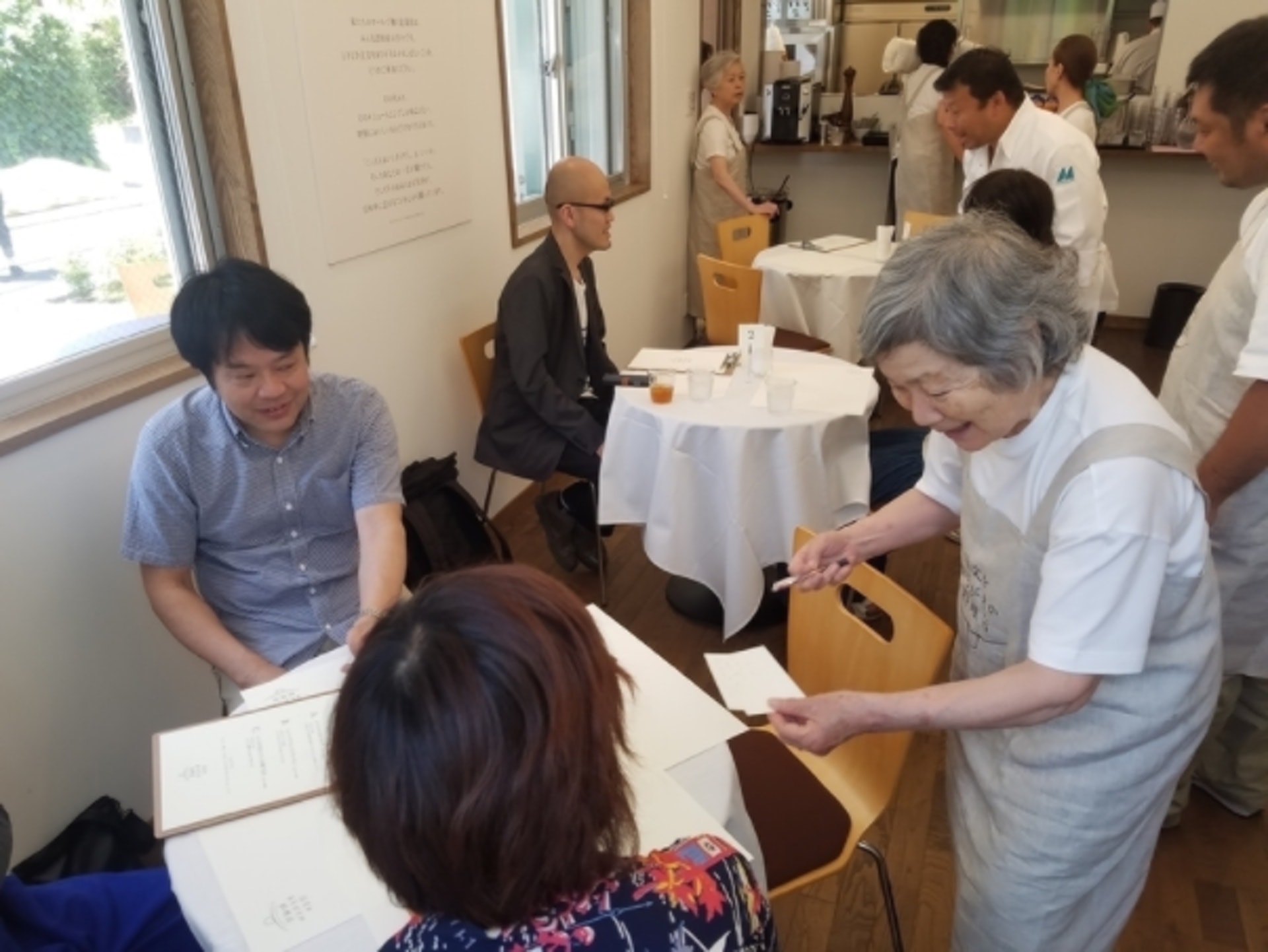 侍應全都是患有腦退化或失智症的老人。(Yahoo日本圖片) 侍應全都是患有腦退化或失智症的老人。(Yahoo日本圖片)