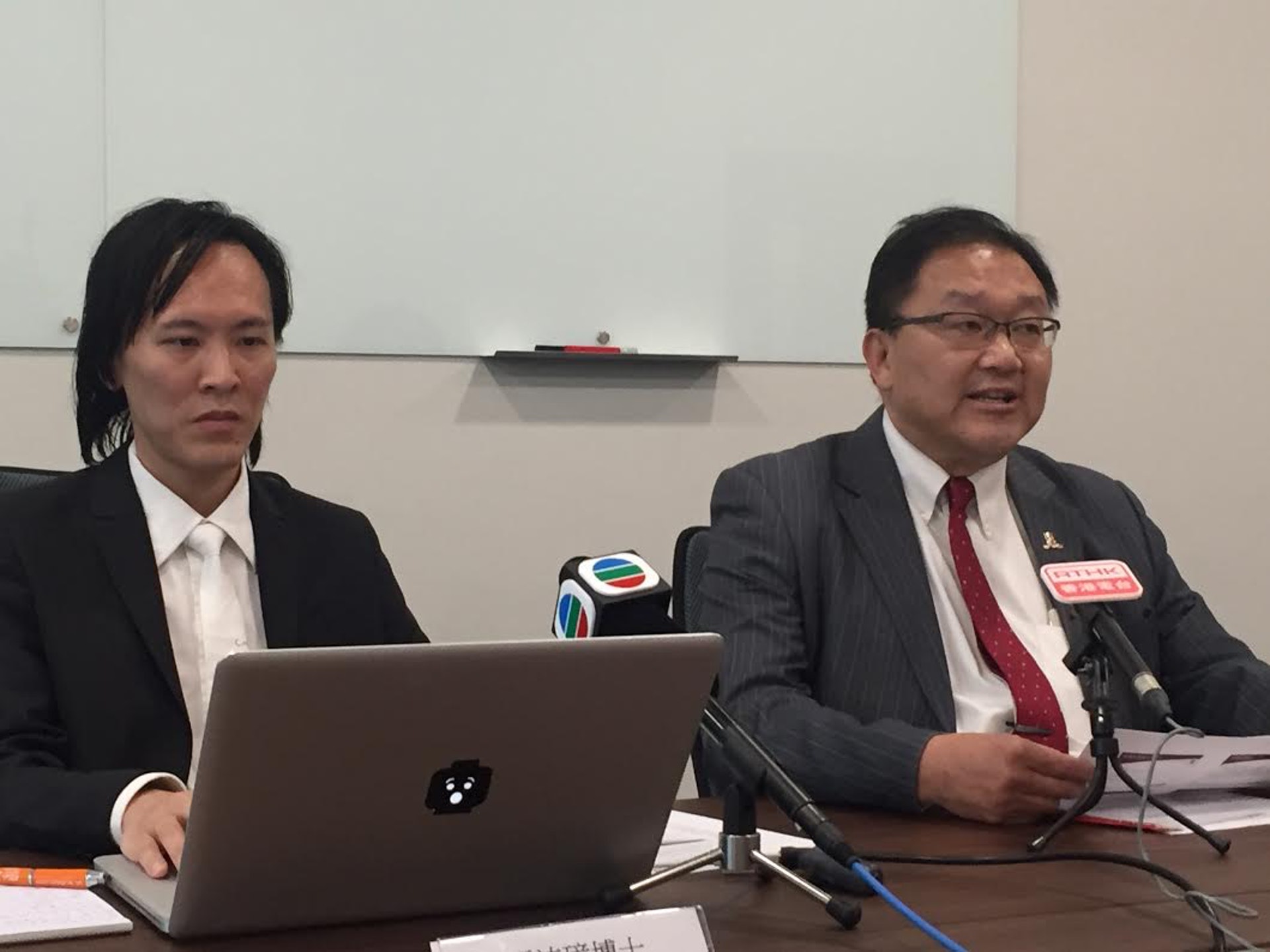 中大系統工程及工程管理學系研究員馮沛璋(左)與中大工程學院副院長(外務)黃錦輝於記者會上,介紹由工程院及文學院學生、工程師等5人團隊研發的錯字和粵語檢測系統。(胡家欣攝) 中大系統工程及工程管理學系研究員馮沛璋(左)與中大工程學院副院長(外務)黃錦輝於記者會上,介紹由工程院及文學院學生、工程師等5人團隊研發的錯字和粵語檢測系統。(胡家欣攝)