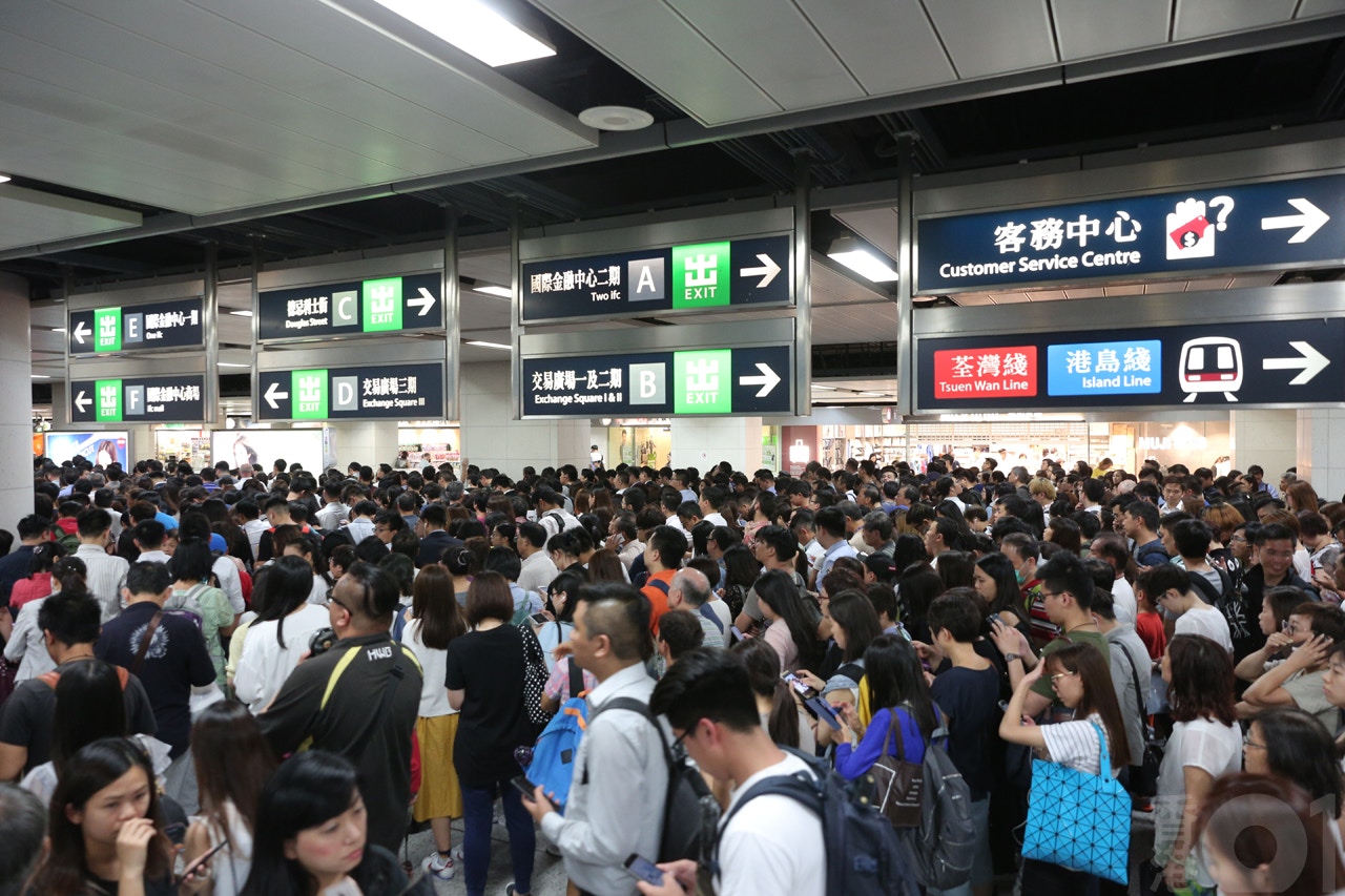 【苗柏襲港．圖輯】八號風球下　打工仔逼巴士地鐵放工