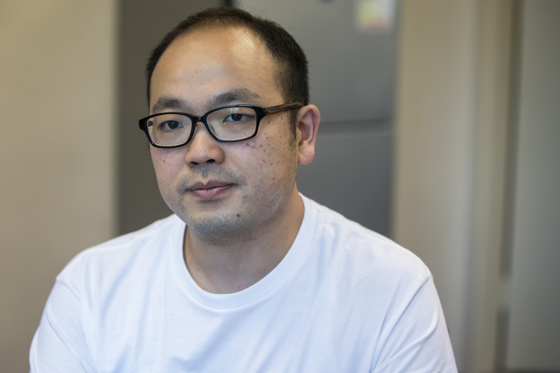 倫沛然本身飼養了三隻貓寵物,他分享在為其選購寵物保險時,會先「睇錢做人」,選擇保障額較大的保險計劃,然後研究相關細則比較,按需求來選擇最合適的計劃。﹙吳煒豪攝) 倫沛然本身飼養了三隻貓寵物,他分享在為其選購寵物保險時,會先「睇錢做人」,選擇保障額較大的保險計劃,然後研究相關細則比較,按需求來選擇最合適的計劃。﹙吳煒豪攝)