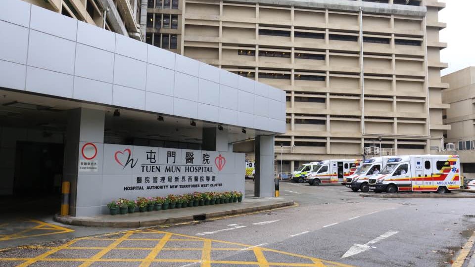 屯門醫院女病人氣管造口現數條麻蠅幼蟲 專家:麻蠅被腐臭味吸引 屯門醫院女病人氣管造口現數條麻蠅幼蟲 專家:麻蠅被腐臭味吸引