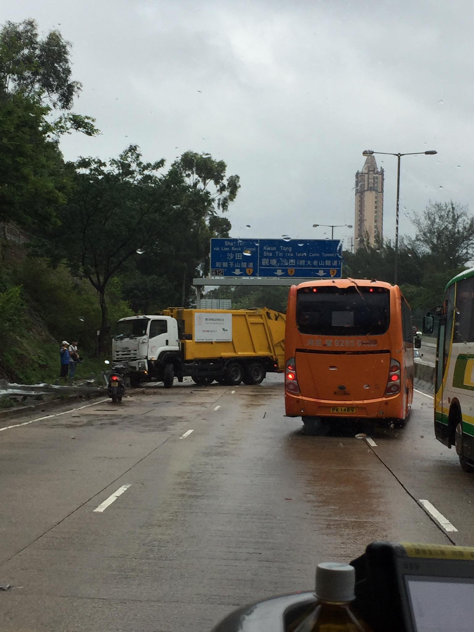一輛垃圾車在龍翔道失控撞坡。 （Ah Mo 小心駕駛,安全車速,溫馨提示(塞車)）