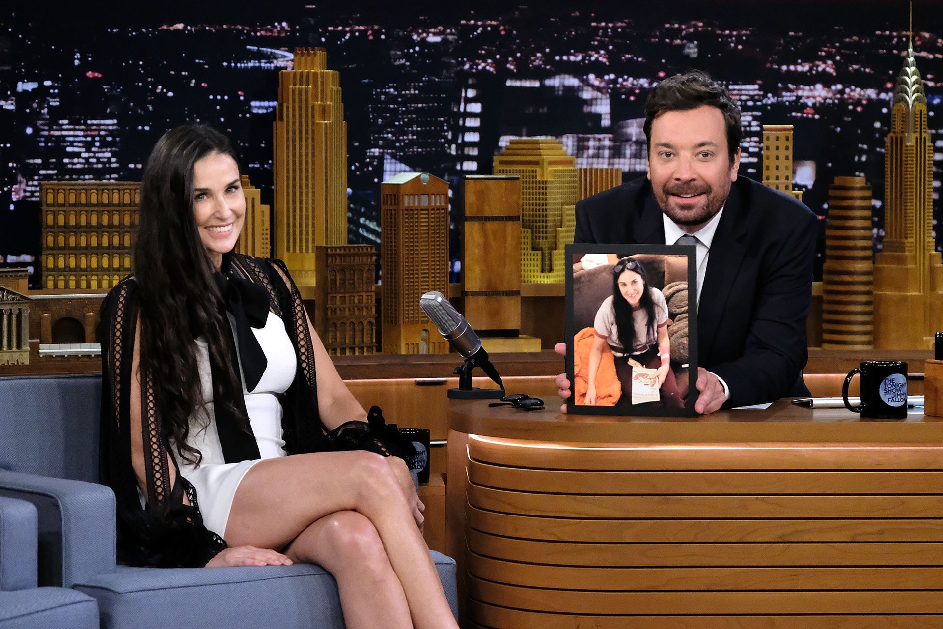 狄美摩亞現身Jimmy Fallon清談節目,更大方分享自己早前慘變無牙婆的照片。(Getty Images) 狄美摩亞現身Jimmy Fallon清談節目,更大方分享自己早前慘變無牙婆的照片。(Getty Images)