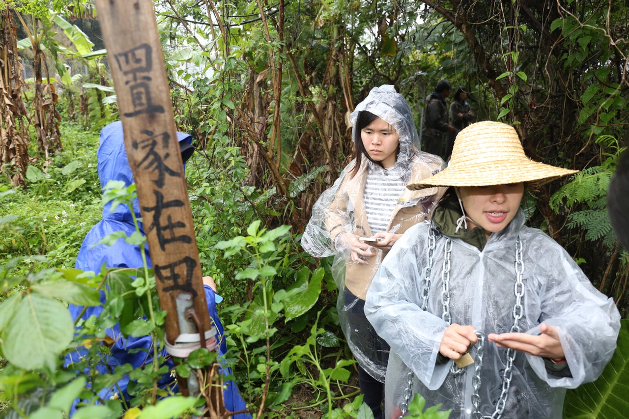 村民纏上鐵鏈,以示對恒地收地的不滿。(梁銘康攝) 村民纏上鐵鏈,以示對恒地收地的不滿。(梁銘康攝)