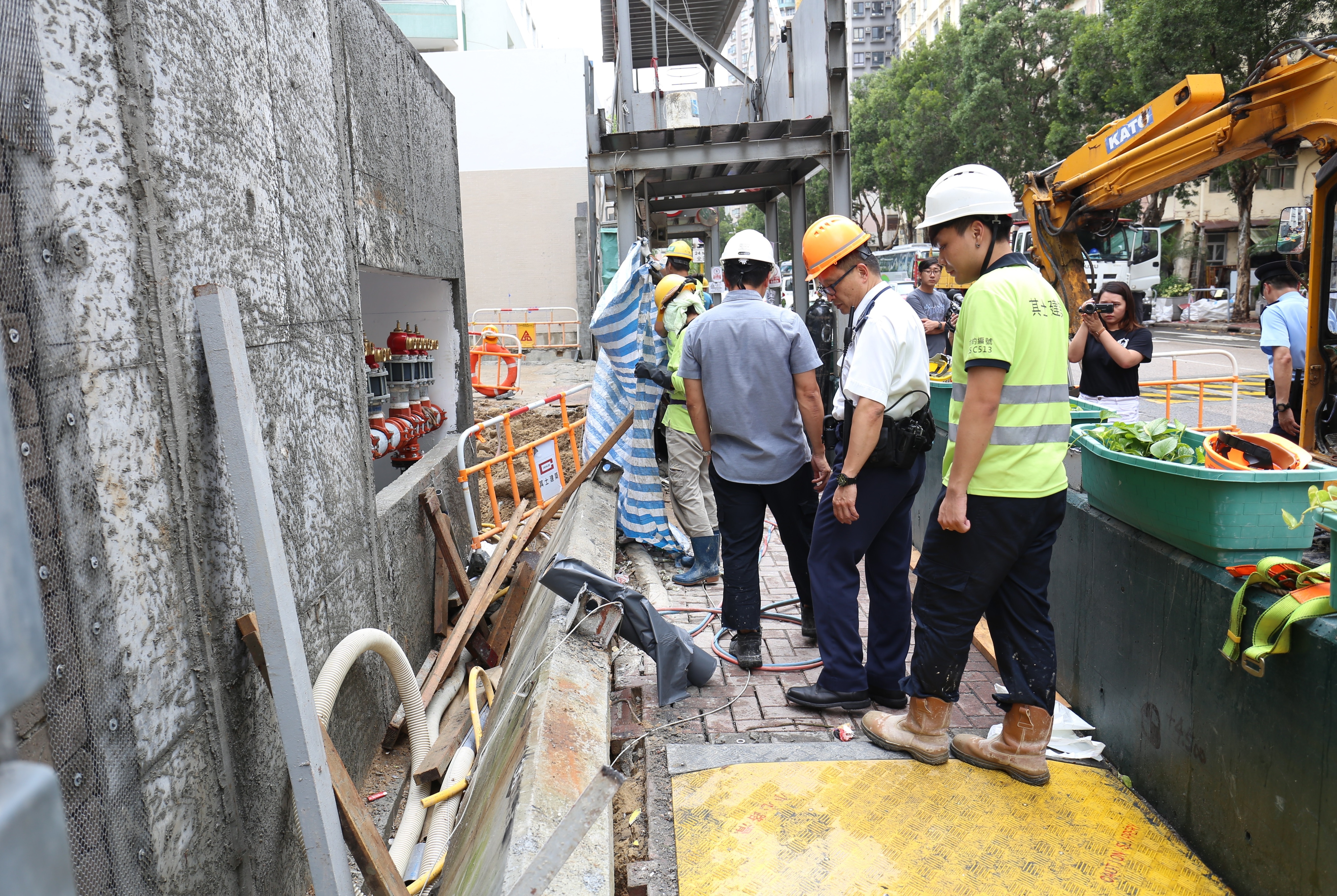 紅磡地盤工人失足遭呎長石屎壓傷送院急救命危
