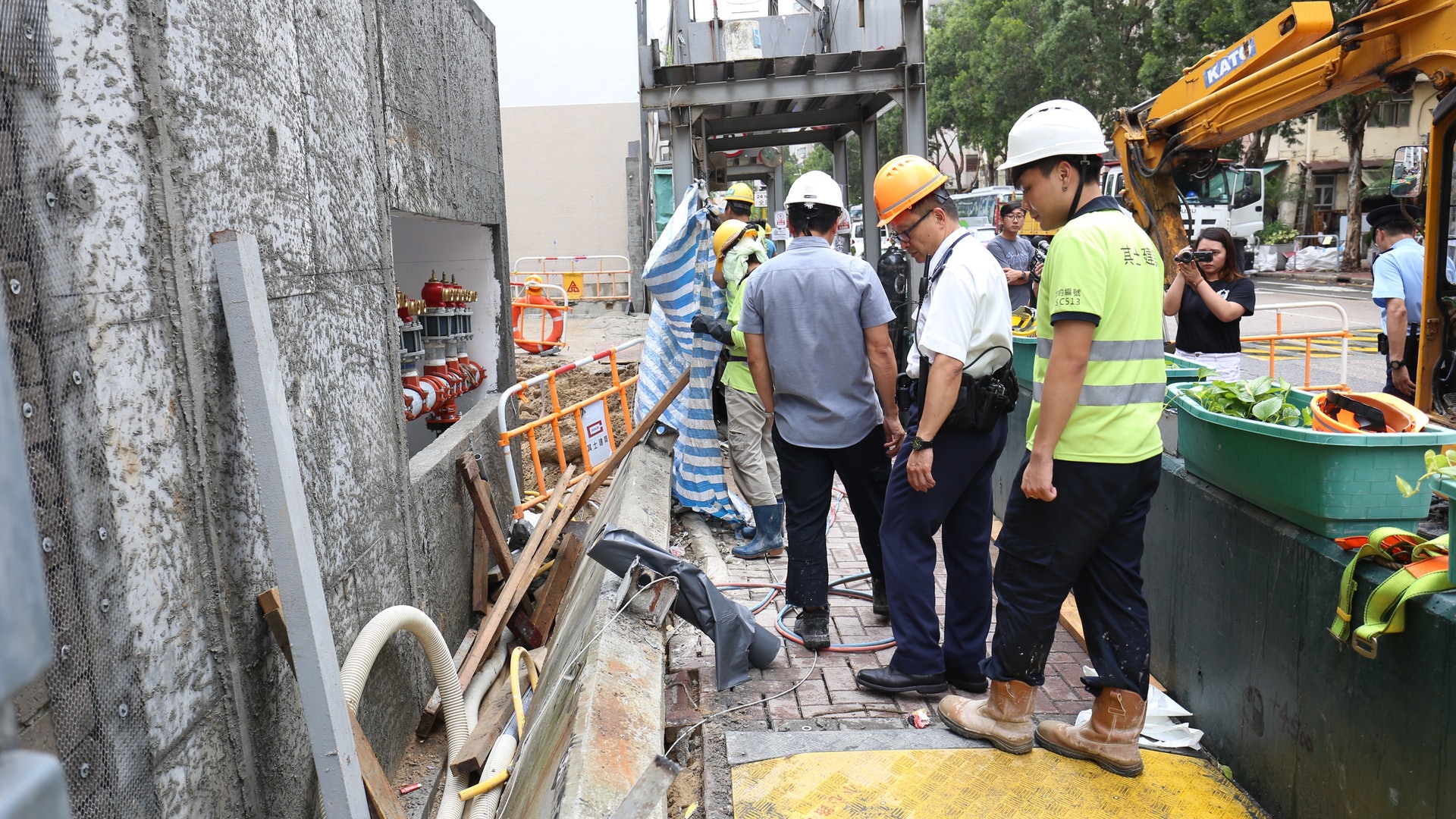 紅磡地盤工人失足遭呎長石屎壓傷送院急救命危 紅磡地盤工人失足遭呎長石屎壓傷送院急救命危