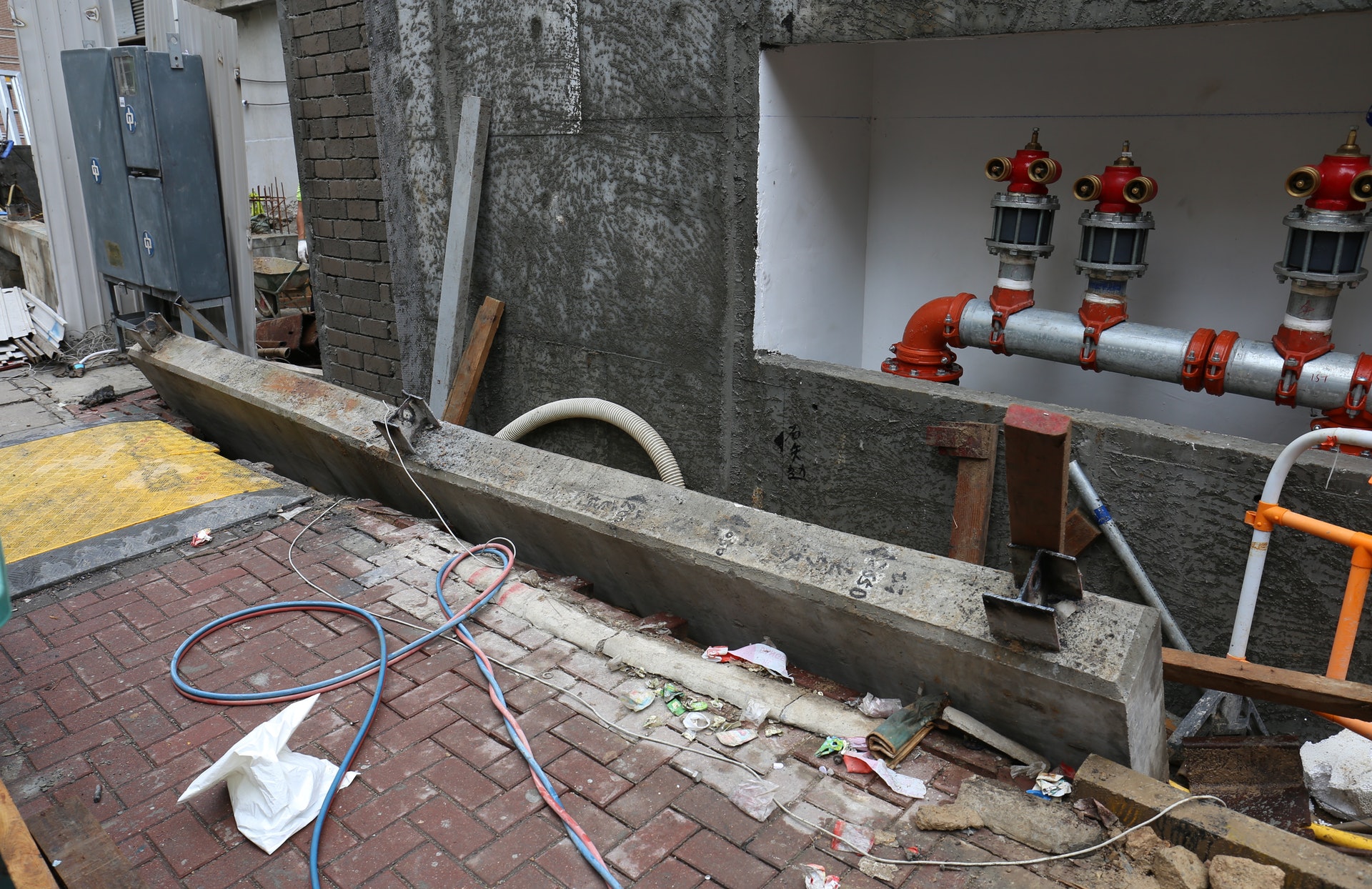 紅磡地盤工人失足遭呎長石屎壓傷送院急救命危 紅磡地盤工人失足遭呎長石屎壓傷送院急救命危