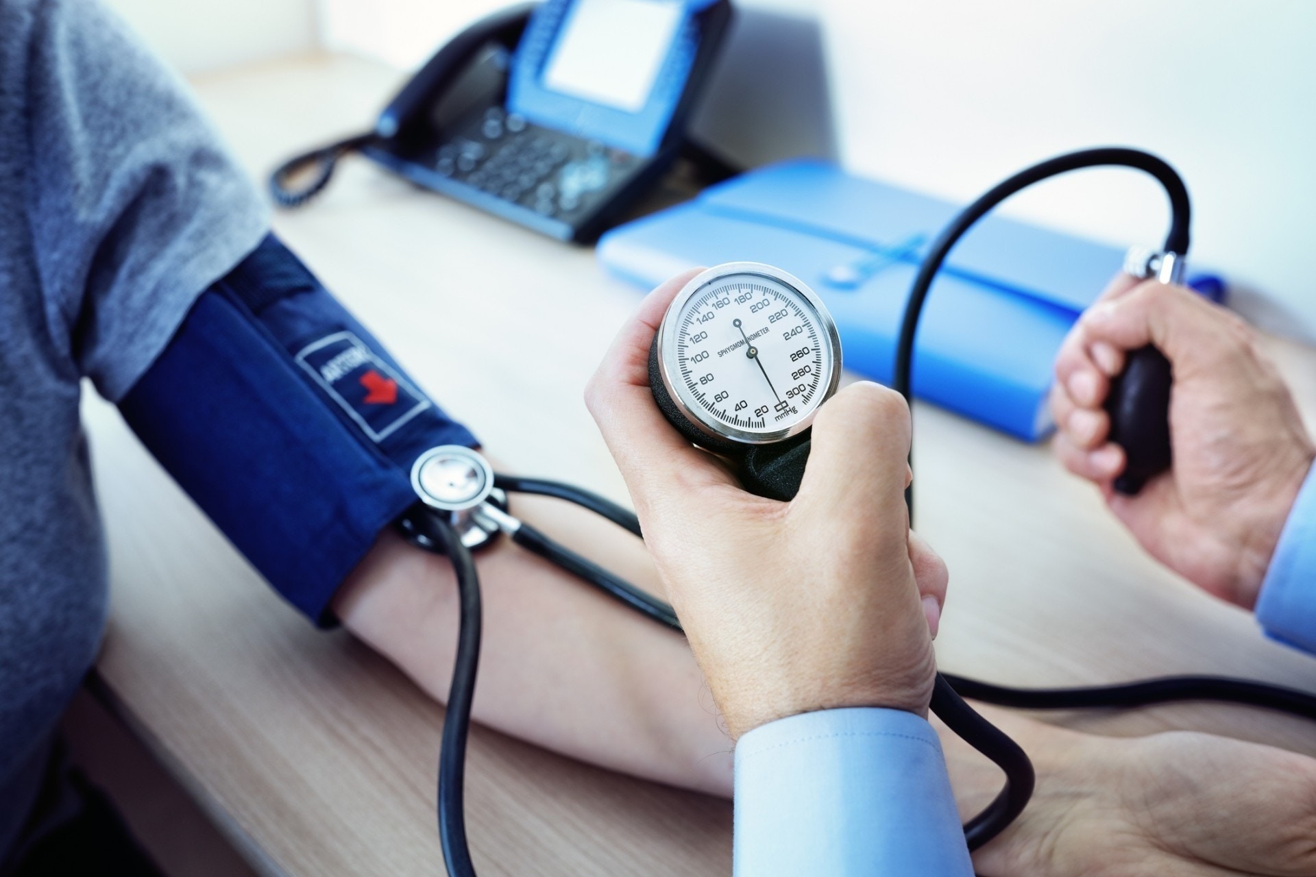 根据2012年香港大学公共卫生学院的调查显示，平均3位成年人就有1位患上高血压，全港1/6患者并不知道自己患上高血压。（GettyImages）