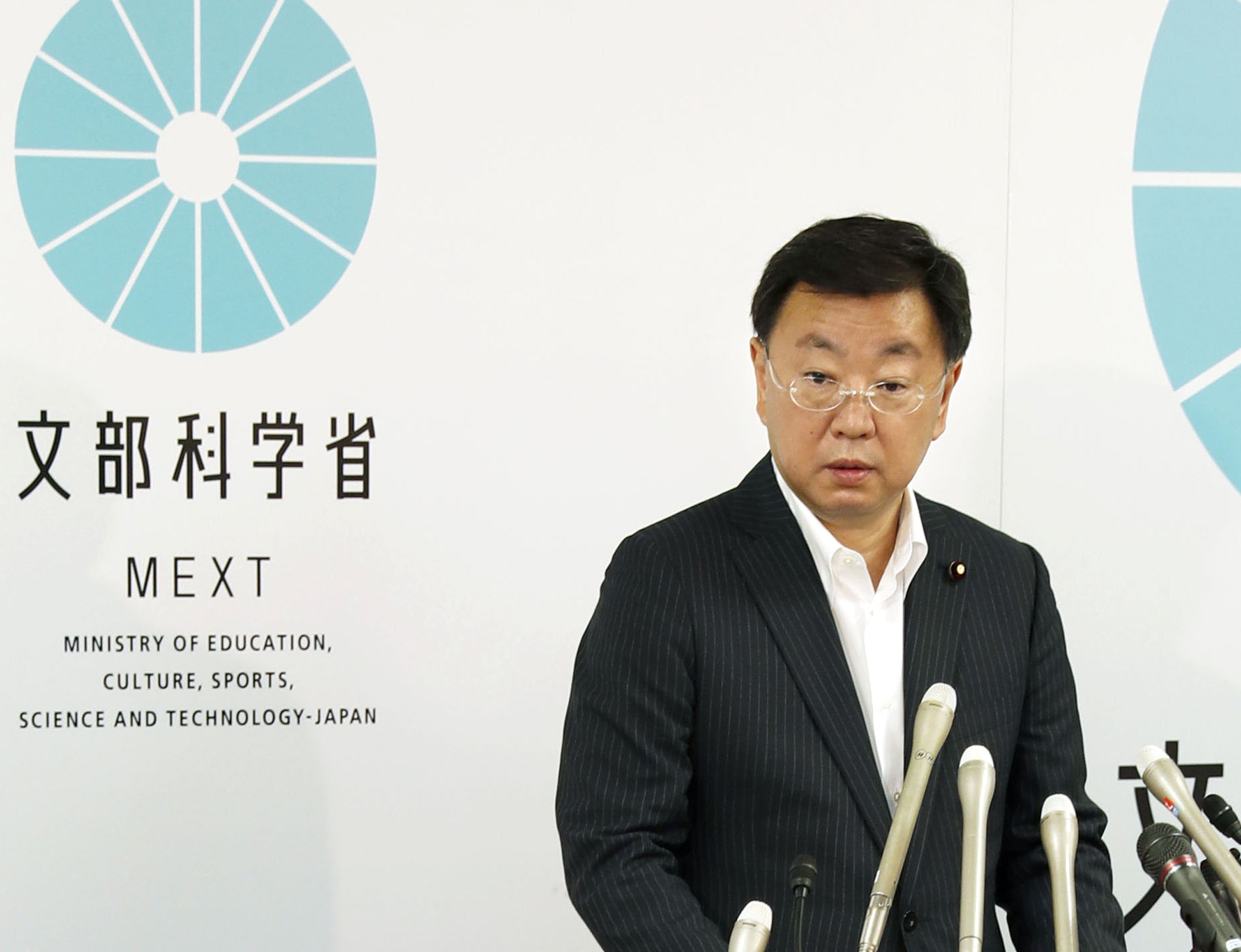 日本文科省大臣松野博一於6月15日在記者會上承認，部份懷疑洩漏的內部文件屬實，包括寫有「總理的意向」的文件。（美聯社）