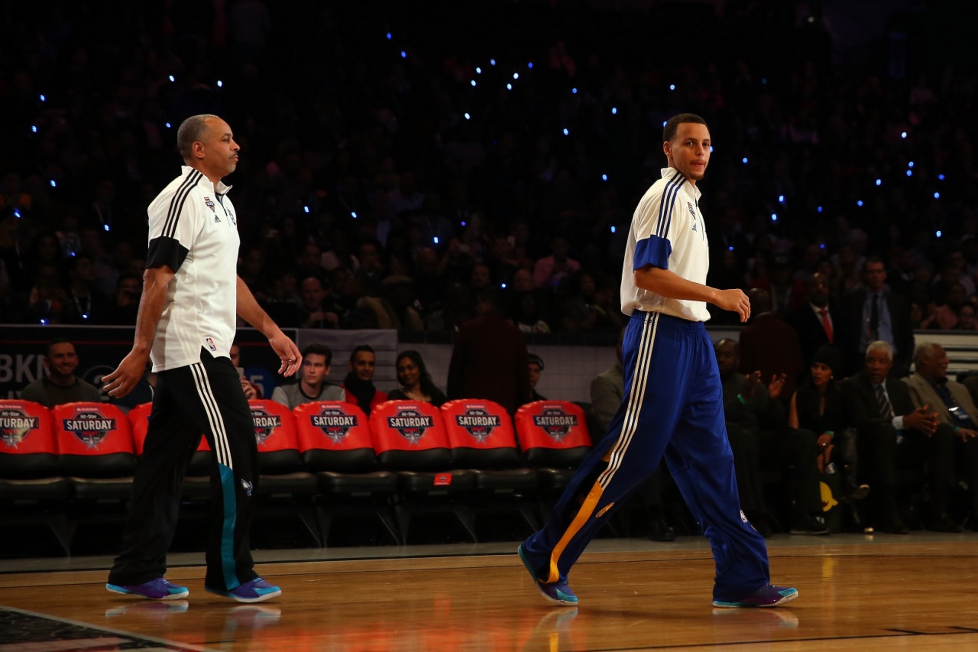 【NBA】 戴爾居里(左)、史堤芬居里(右):勇士球星史堤芬居里3年內兩奪NBA總冠軍,雖未贏得FMVP但已是眾人眼中當之無愧的超級球星。事實上史堤芬居里5歲便接觸籃球,可謂贏在起跑線;皆因其父親正是曾在1993/94球季贏得最佳第六人、生涯三分球命中率40.2%的戴爾居里。戴爾居里雖在NBA打滾16個球季未曾奪得NBA總冠軍,但自小和兒子玩兩人投籃遊戲,培養出日後左右手俱備、任何位置亦可起手的居里。繼承父親三分神射手特質的史堤芬居里,加入NBA後更和勇士在聯盟掀起「小球旋風」,亦彌補老父未曾奪得NBA總冠軍的遺憾。(Getty Images) 【NBA】 戴爾居里(左)、史堤芬居里(右):勇士球星史堤芬居里3年內兩奪NBA總冠軍,雖未贏得FMVP但已是眾人眼中當之無愧的超級球星。事實上史堤芬居里5歲便接觸籃球,可謂贏在起跑線;皆因其父親正是曾在1993/94球季贏得最佳第六人、生涯三分球命中率40.2%的戴爾居里。戴爾居里雖在NBA打滾16個球季未曾奪得NBA總冠軍,但自小和兒子玩兩人投籃遊戲,培養出日後左右手俱備、任何位置亦可起手的居里。繼承父親三分神射手特質的史堤芬居里,加入NBA後更和勇士在聯盟掀起「小球旋風」,亦彌補老父未曾奪得NBA總冠軍的遺憾。(Getty Images)