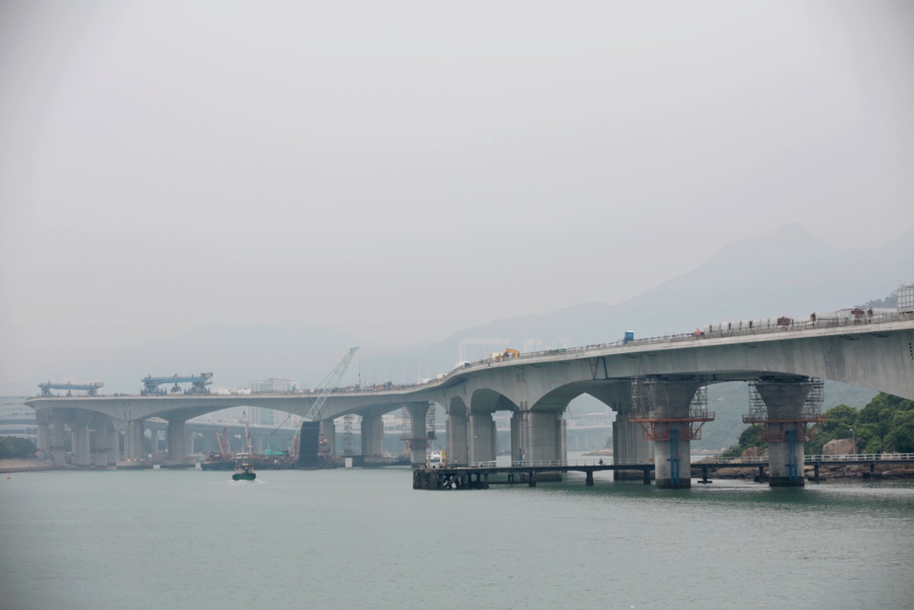 港珠澳大橘工程早前爆出外判商在石屎檢測上涉嫌造假。(資料圖片) 港珠澳大橘工程早前爆出外判商在石屎檢測上涉嫌造假。(資料圖片)
