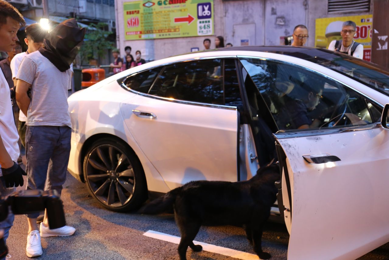 Tesla變毒品快餐車檢32萬大麻花司機被捕香港01社會新聞