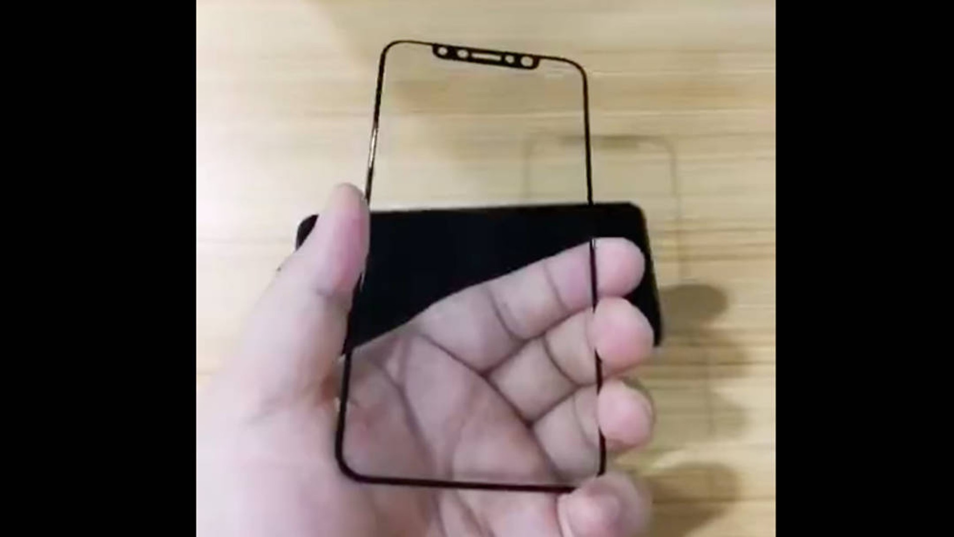 配件商佩晟科技在微博上載的新iPhone屏幕貼,似乎進一步確認了手機靚到無朋友的無邊框設計。(佩晟科技) 配件商佩晟科技在微博上載的新iPhone屏幕貼,似乎進一步確認了手機靚到無朋友的無邊框設計。(佩晟科技)