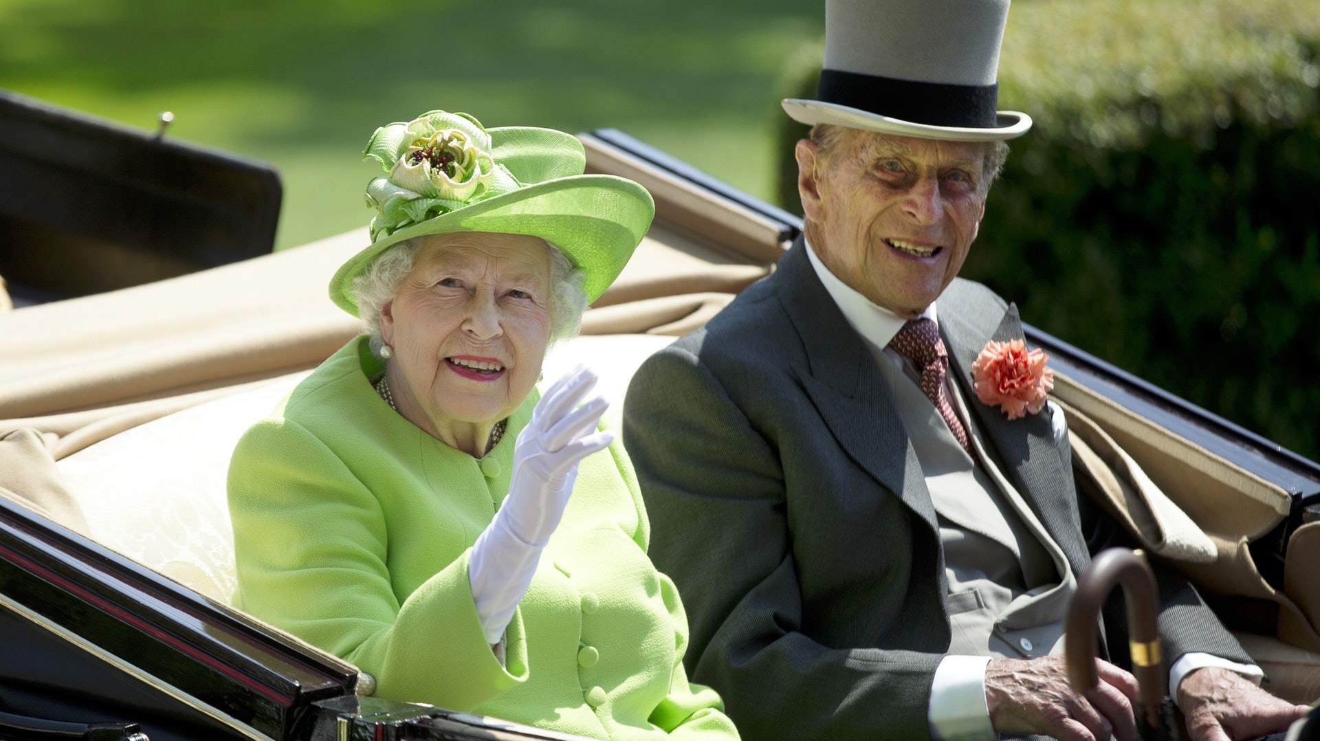 英女王偕夫在6月20日出席年度馬壇盛事Royal Ascot,翌日在國會主持召開儀式。(美聯社) 英女王偕夫在6月20日出席年度馬壇盛事Royal Ascot,翌日在國會主持召開儀式。(美聯社)