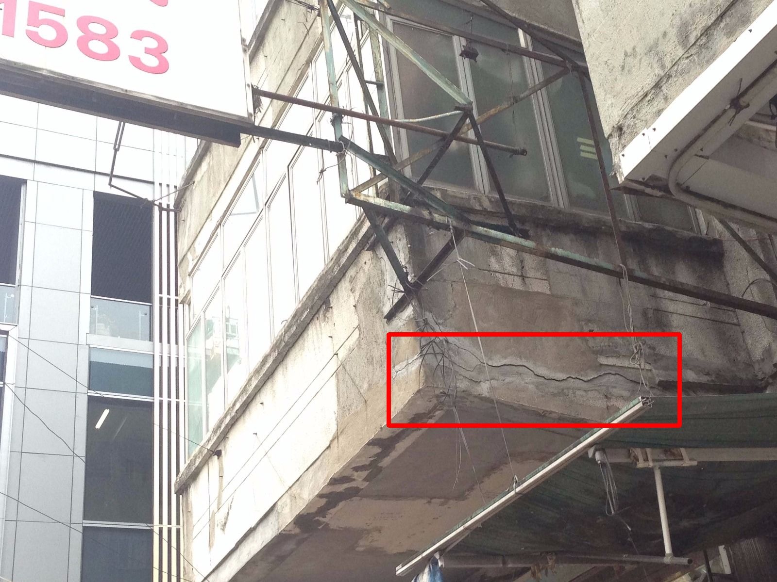 【紅磡塌樓】兩年前大招牌扯裂外牆　屋宇署下令清拆後懶理裂縫