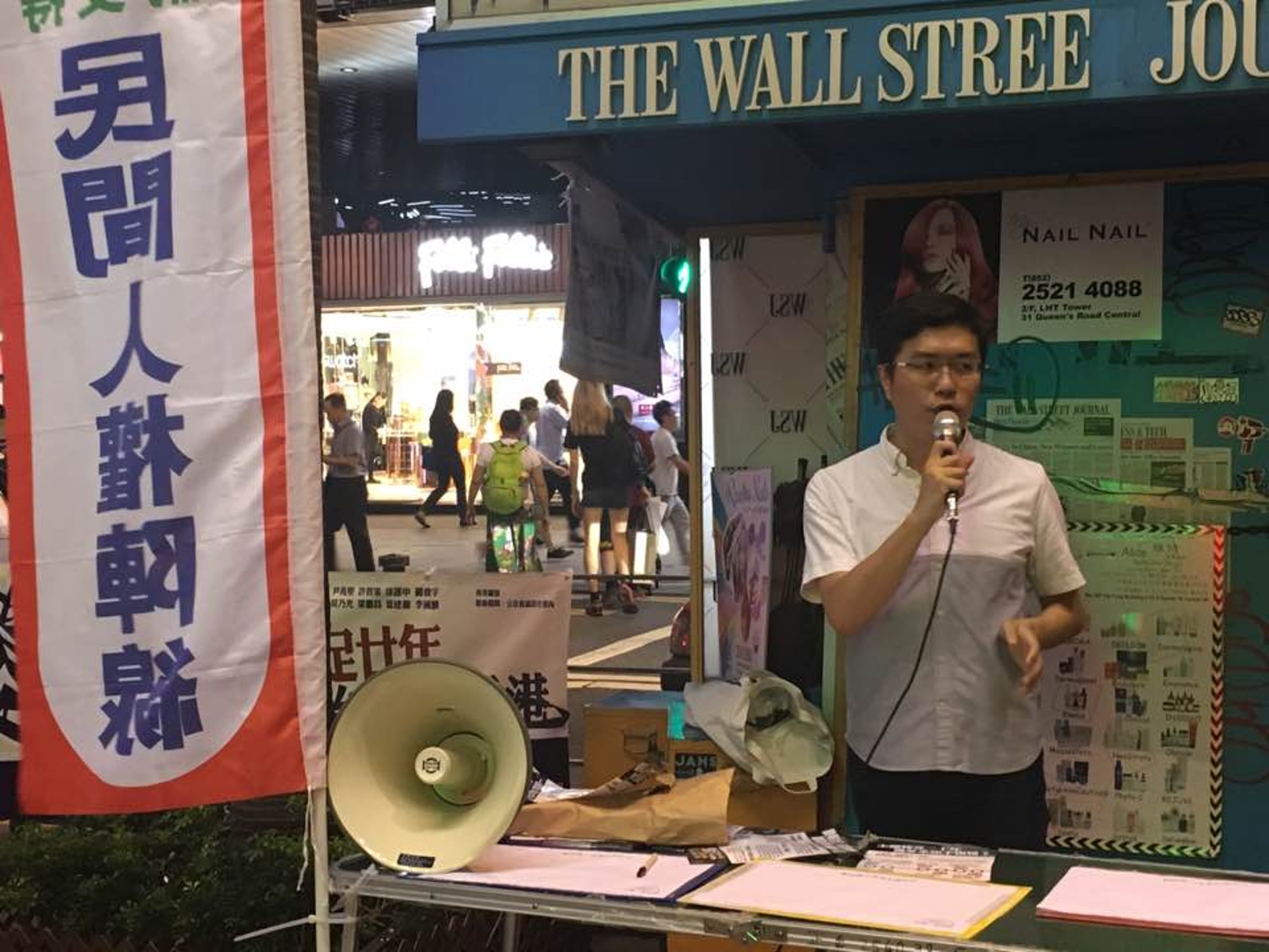 民陣在中環擺設街站,呼籲市民參與七一遊行。(李偉欣攝) 民陣在中環擺設街站,呼籲市民參與七一遊行。(李偉欣攝)