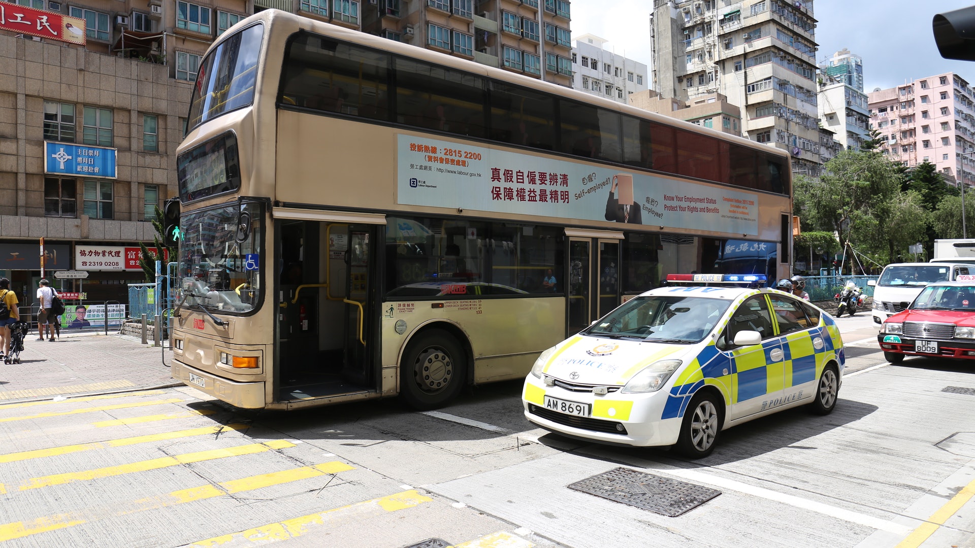 【白鴿籠坐鎮】九巴車長恐衝紅燈扣分急停 跌暈六旬女乘客 【白鴿籠坐鎮】九巴車長恐衝紅燈扣分急停 跌暈六旬女乘客