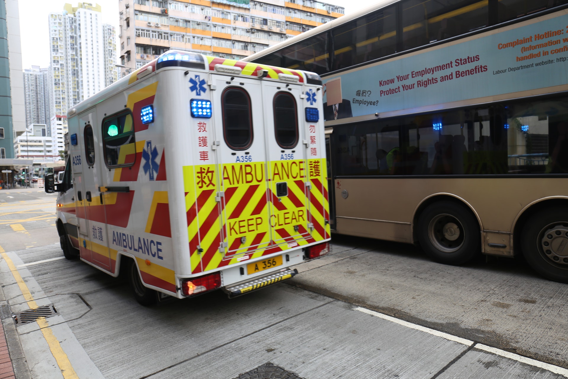 救護車到場將傷者送院。(鄧栢良攝) 救護車到場將傷者送院。(鄧栢良攝)