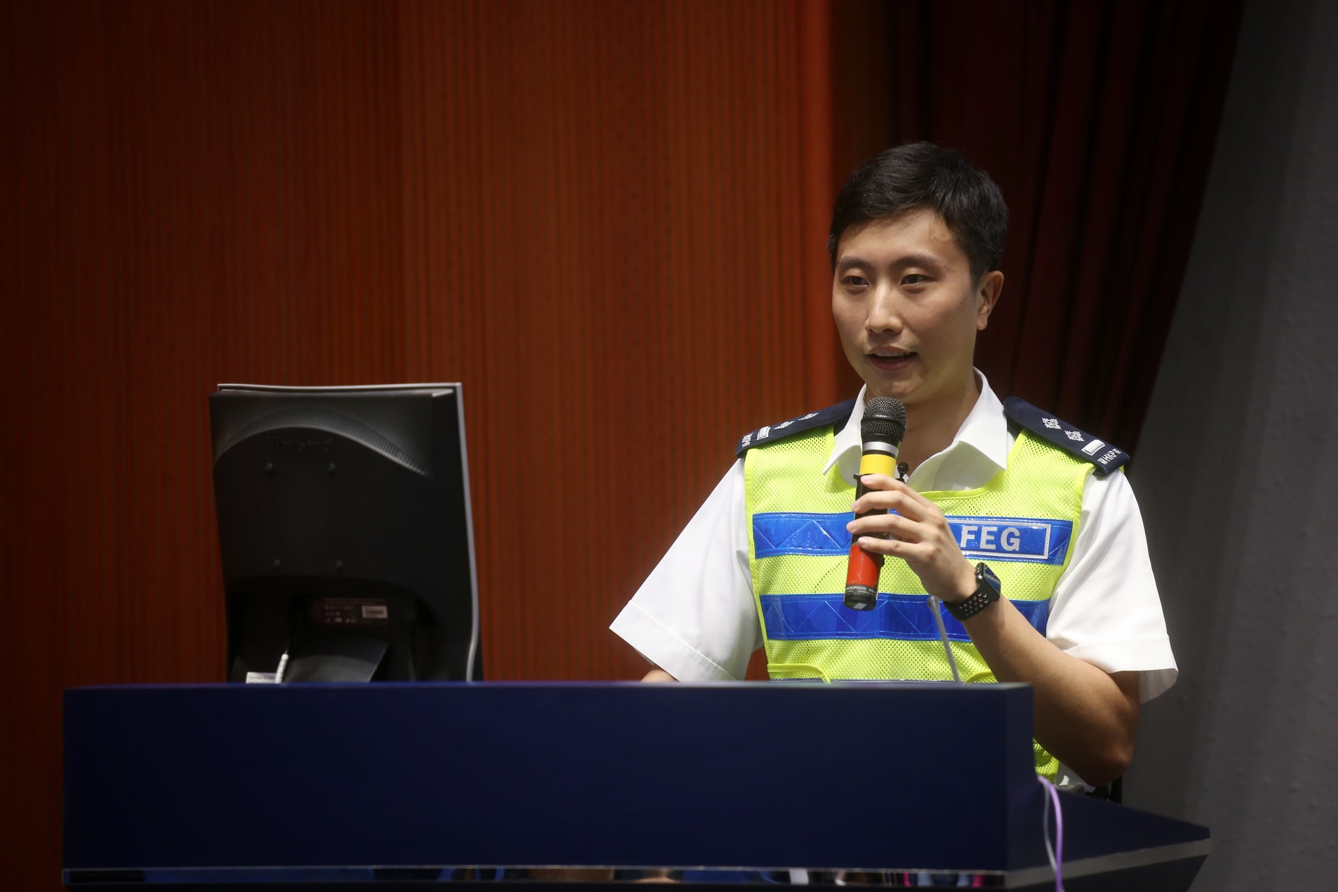 警隊護送組總部小隊主管莊金印高級督察表現,由於任務常出現突發情況,護送組成員需時刻保持高警覺性。(洪琦琦攝) 警隊護送組總部小隊主管莊金印高級督察表現,由於任務常出現突發情況,護送組成員需時刻保持高警覺性。(洪琦琦攝)