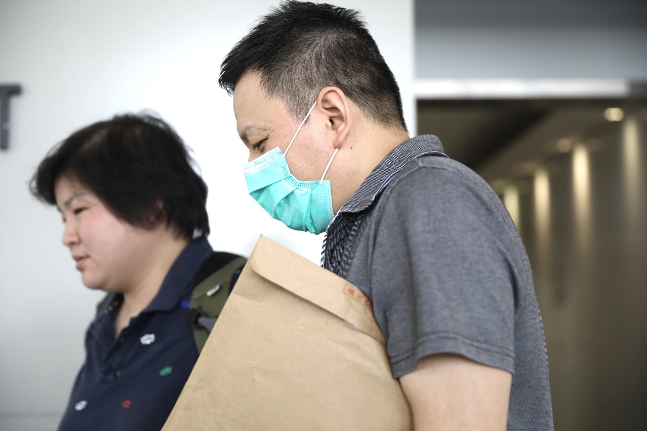死者丈夫楊錦開（右）稱粗略估計其妻在該美容中心花逾1百萬元。（盧翊銘攝）