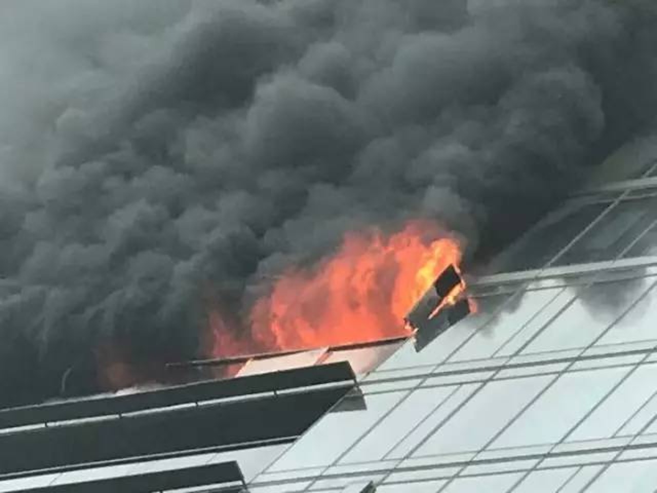 起火單位火勢很猛,濃煙滾滾。(網上圖片) 起火單位火勢很猛,濃煙滾滾。(網上圖片)