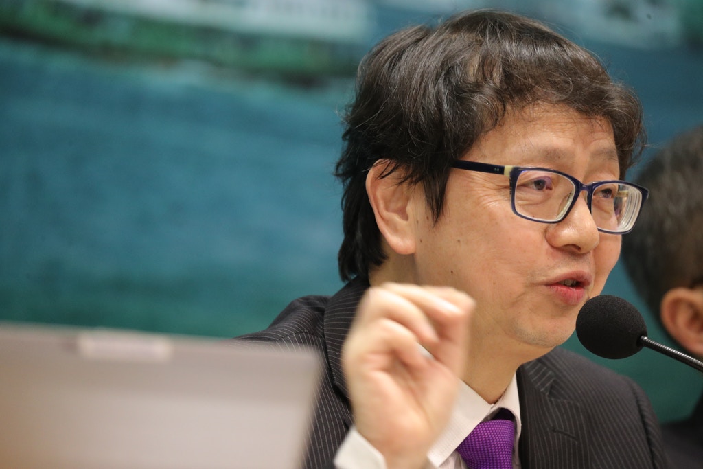 勞工及福利局局長蕭偉強今早出席電台訪問時強調，現時推出的方案能平衡勞資雙方利益，又強調方案是經過幾年時間討論，並非「急就將」，有利下屆政府盡快推動。（資料圖片/鄭子峰攝）
