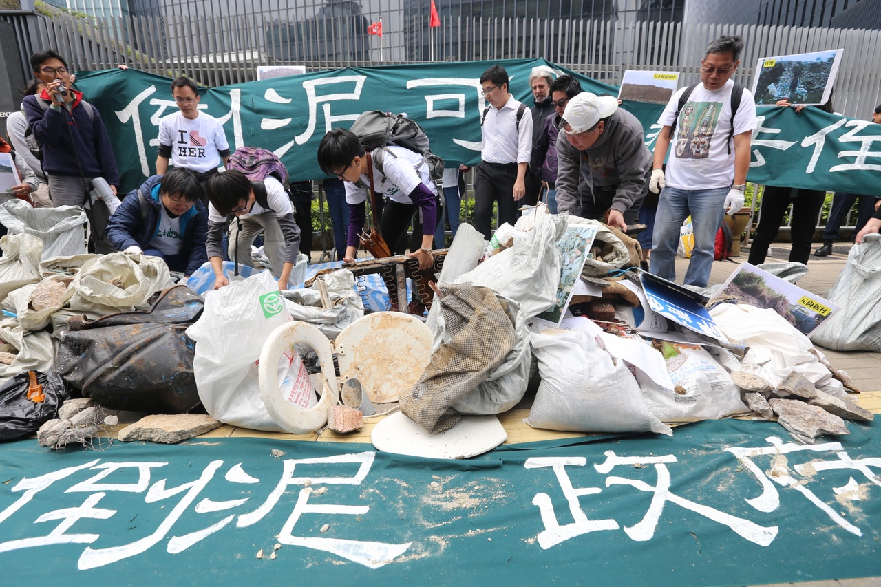 土地正義聯盟在多區搜集泥頭,搬運到政總閘外傾倒抗議。(蔡正邦攝) 土地正義聯盟在多區搜集泥頭,搬運到政總閘外傾倒抗議。(蔡正邦攝)