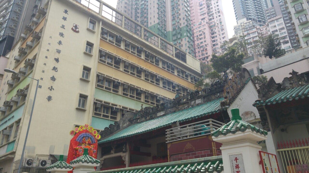 東華三院較早前向城規會提交申請,擬將荷李活道文武廟旁的空置小學改建為21層高青年宿舍,提供302個宿位。(譚貴鴻攝) 東華三院較早前向城規會提交申請,擬將荷李活道文武廟旁的空置小學改建為21層高青年宿舍,提供302個宿位。(譚貴鴻攝)