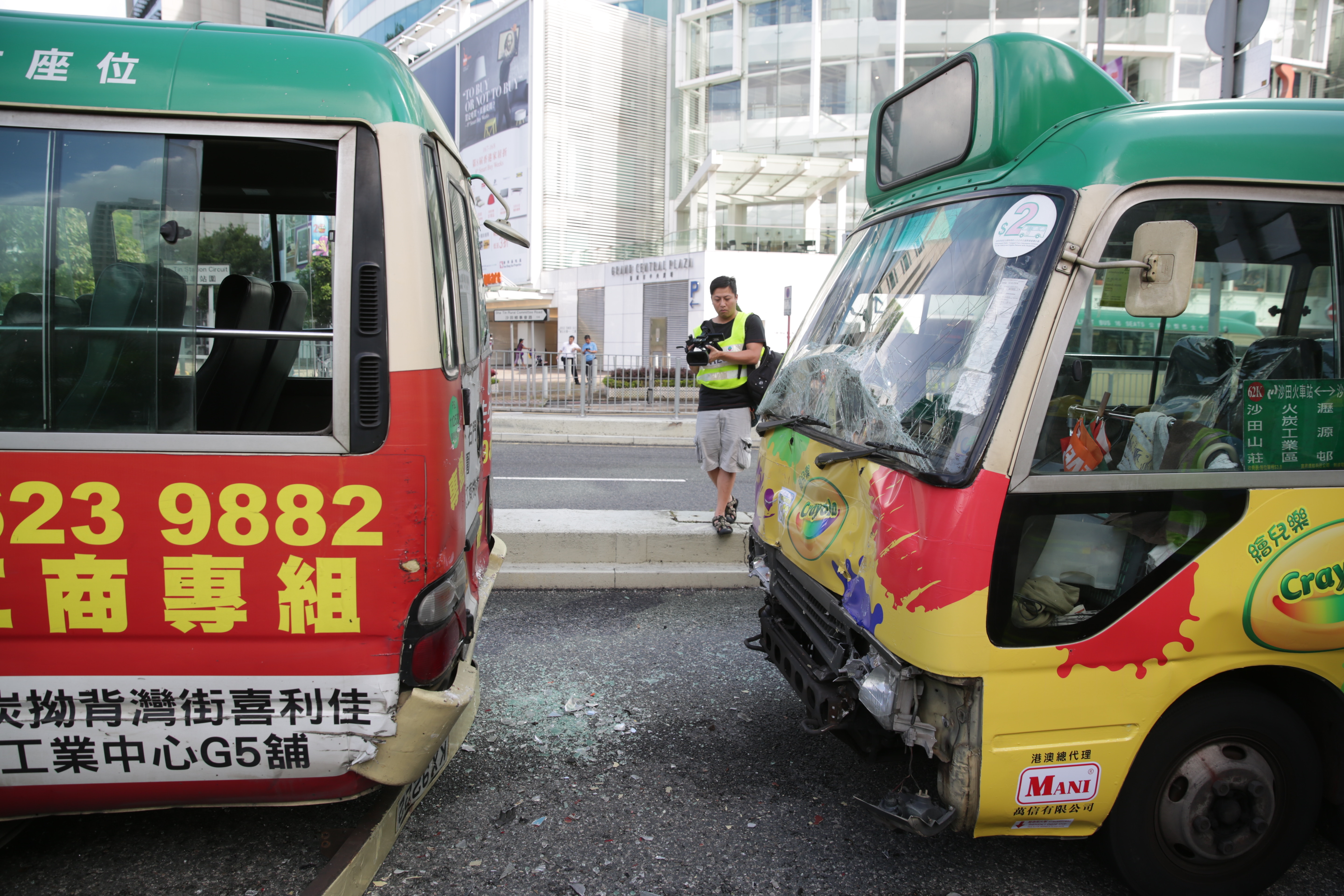 沙田鄉事會路近新城市廣場，發生三車相撞意外。（黃偉民攝）