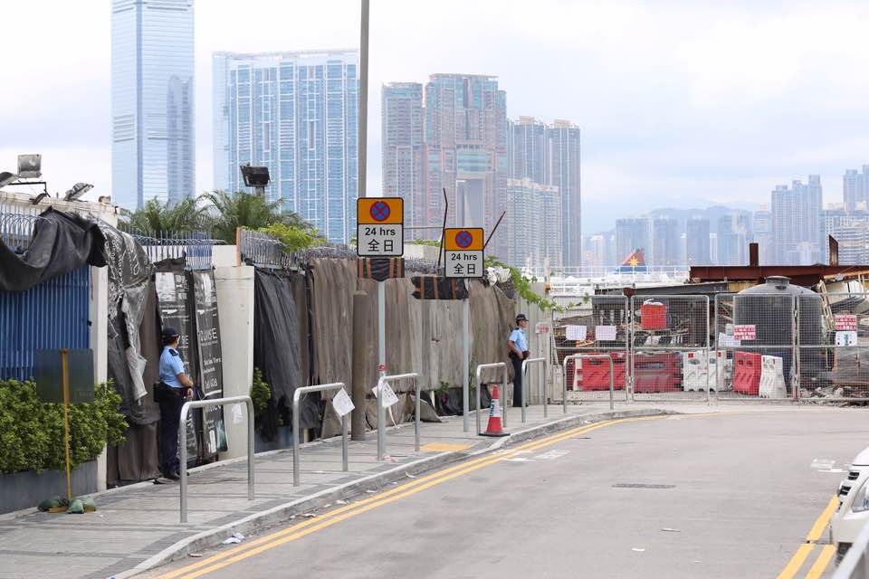 龍景街有軍裝警員駐守。（鄧栢良攝）