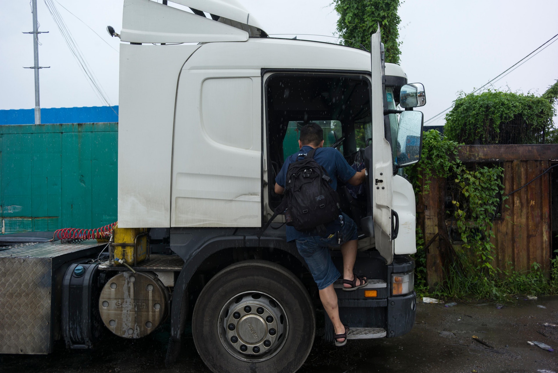 運貨上大陸的程序是:首先找到車匙上車。 運貨上大陸的程序是:首先找到車匙上車。