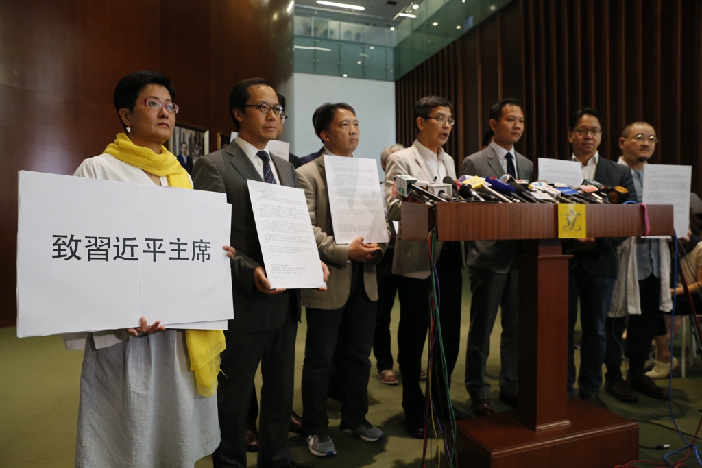 20名泛民聯名致函予習近平，表達對一國兩制及重啟政改的關注。(梁鵬威攝)