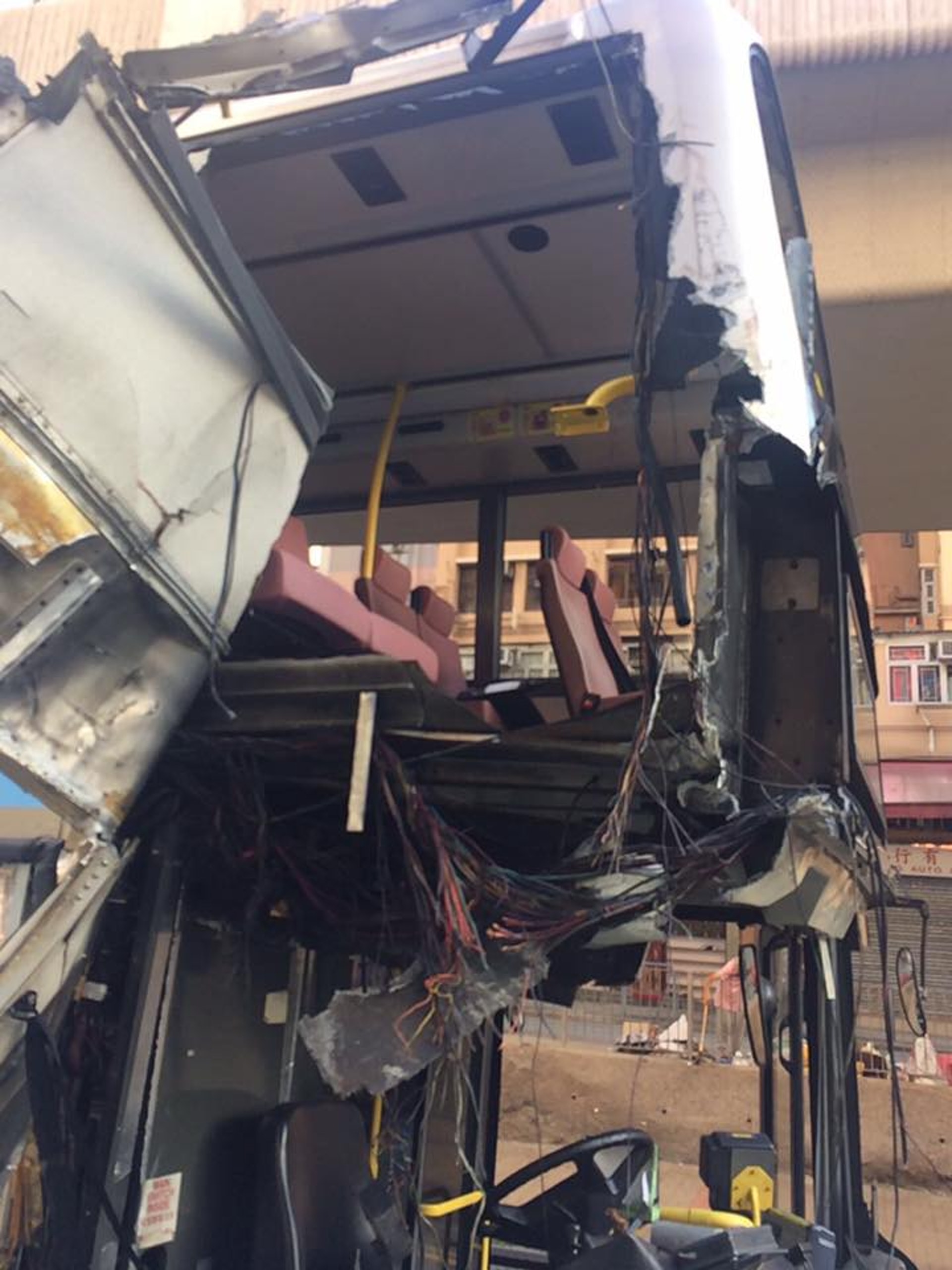 九巴上層前排座位飛出車廂。(網民Siu Man Yu - 巴士的事討論區) 九巴上層前排座位飛出車廂。(網民Siu Man Yu - 巴士的事討論區)