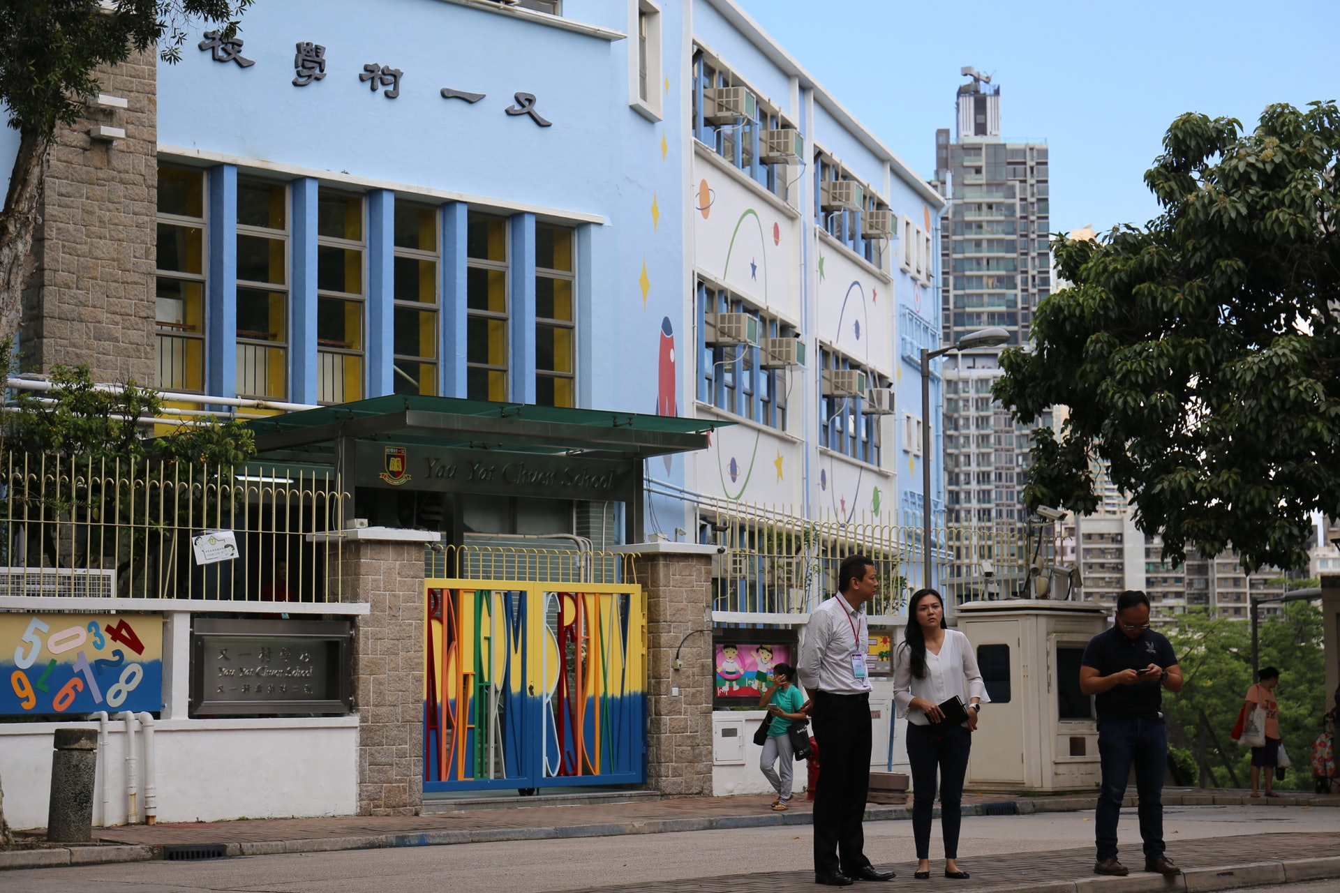 據了解,彭麗媛有可能參觀又一村學校。 (陳惠嫻攝) 據了解,彭麗媛有可能參觀又一村學校。 (陳惠嫻攝)