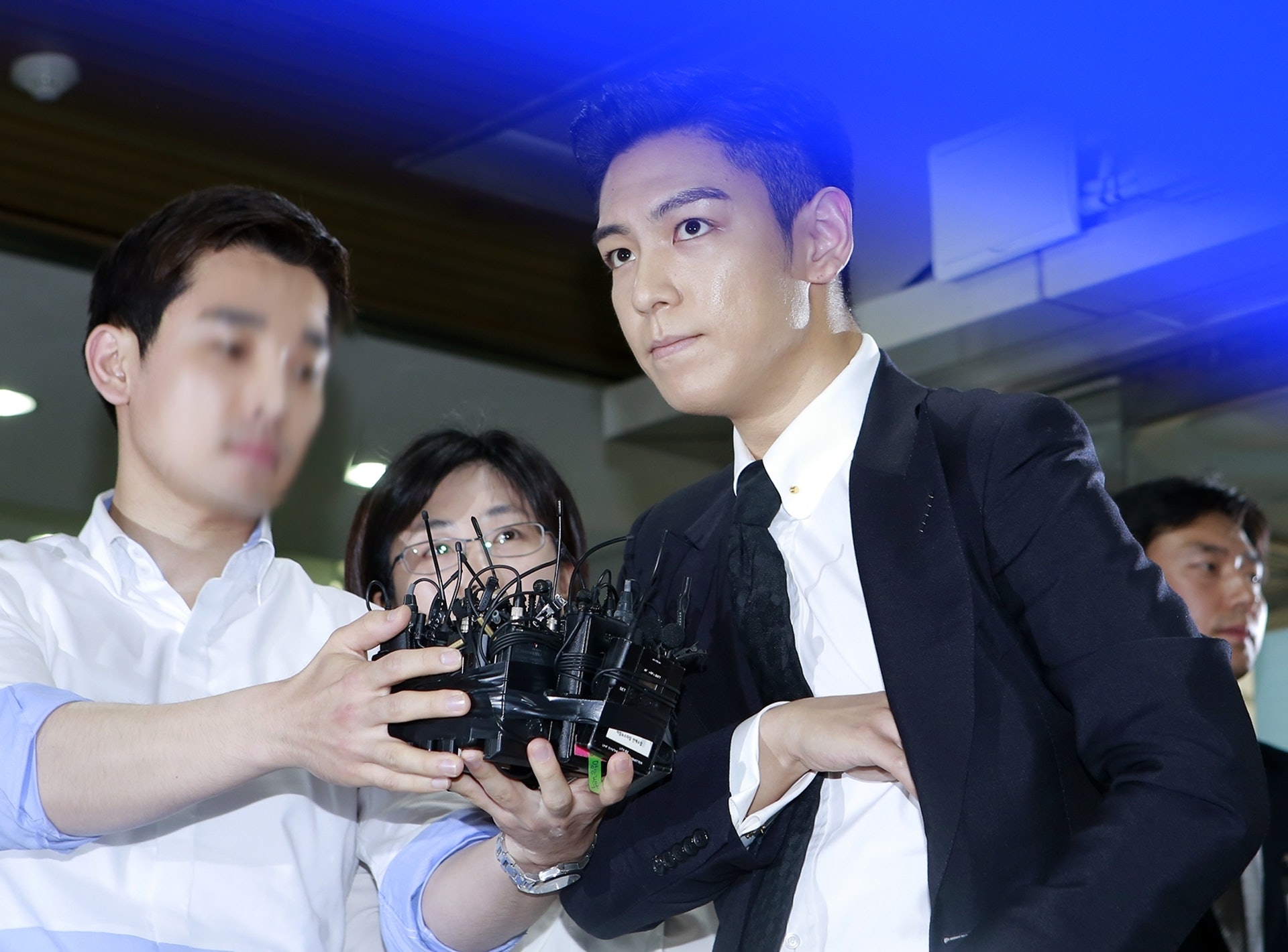T.O.P 今日西裝骨骨出庭應訊。(網上圖片) T.O.P 今日西裝骨骨出庭應訊。(網上圖片)
