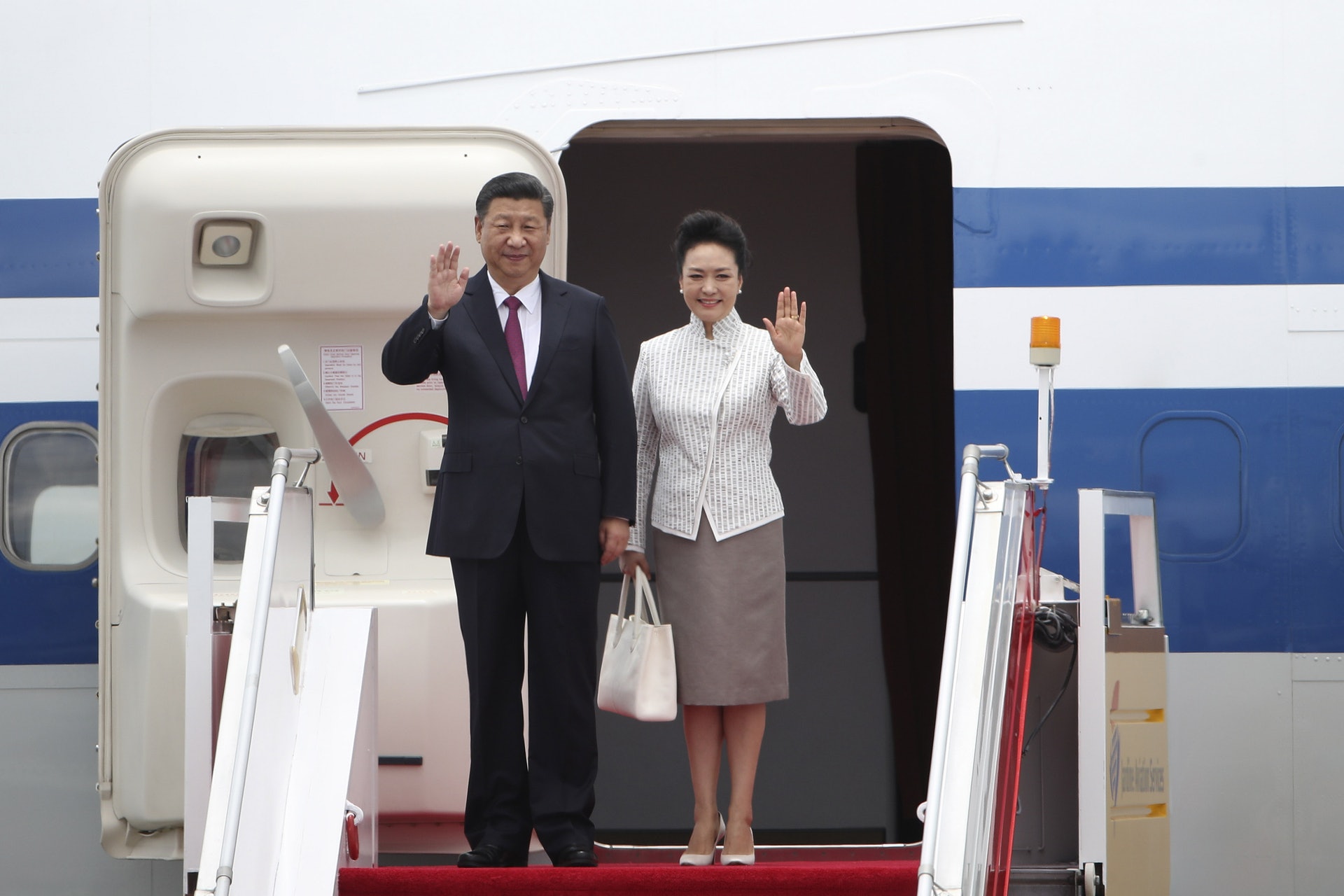 習近平偕夫人彭麗媛抵港。(中新社) 習近平偕夫人彭麗媛抵港。(中新社)