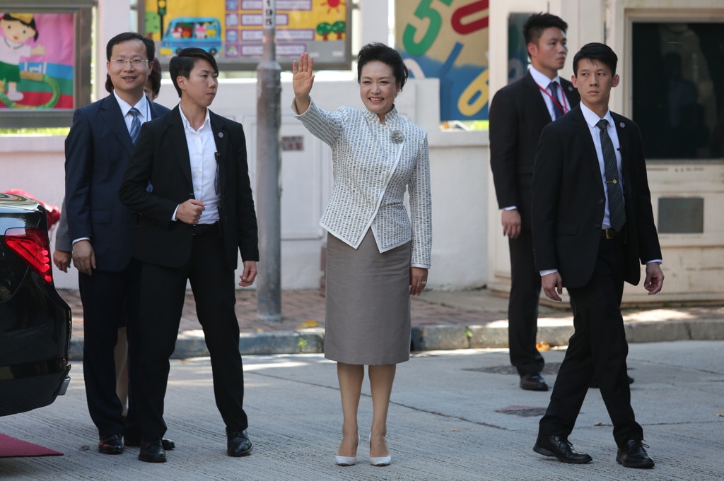 彭麗媛探訪一間幼稚園，離開時向傳媒揮手道謝。(江智騫攝)