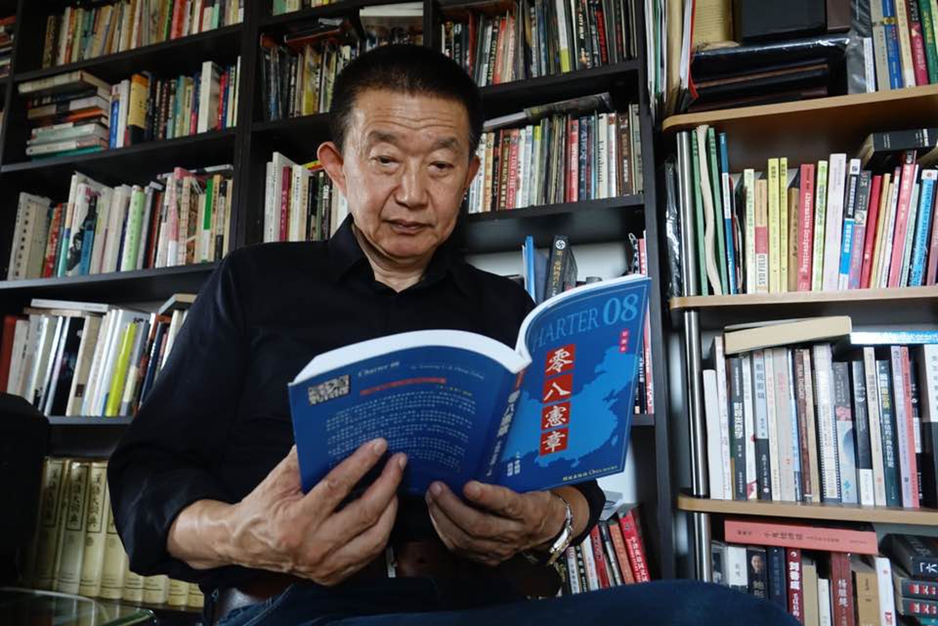 郝建透露,劉曉波自2008年因發起《零八憲章》被捕後,當局一直勸他和太太劉霞流亡到海外,但二人直至今年農曆新年都斷言拒絕。(香港01記者攝) 郝建透露,劉曉波自2008年因發起《零八憲章》被捕後,當局一直勸他和太太劉霞流亡到海外,但二人直至今年農曆新年都斷言拒絕。(香港01記者攝)