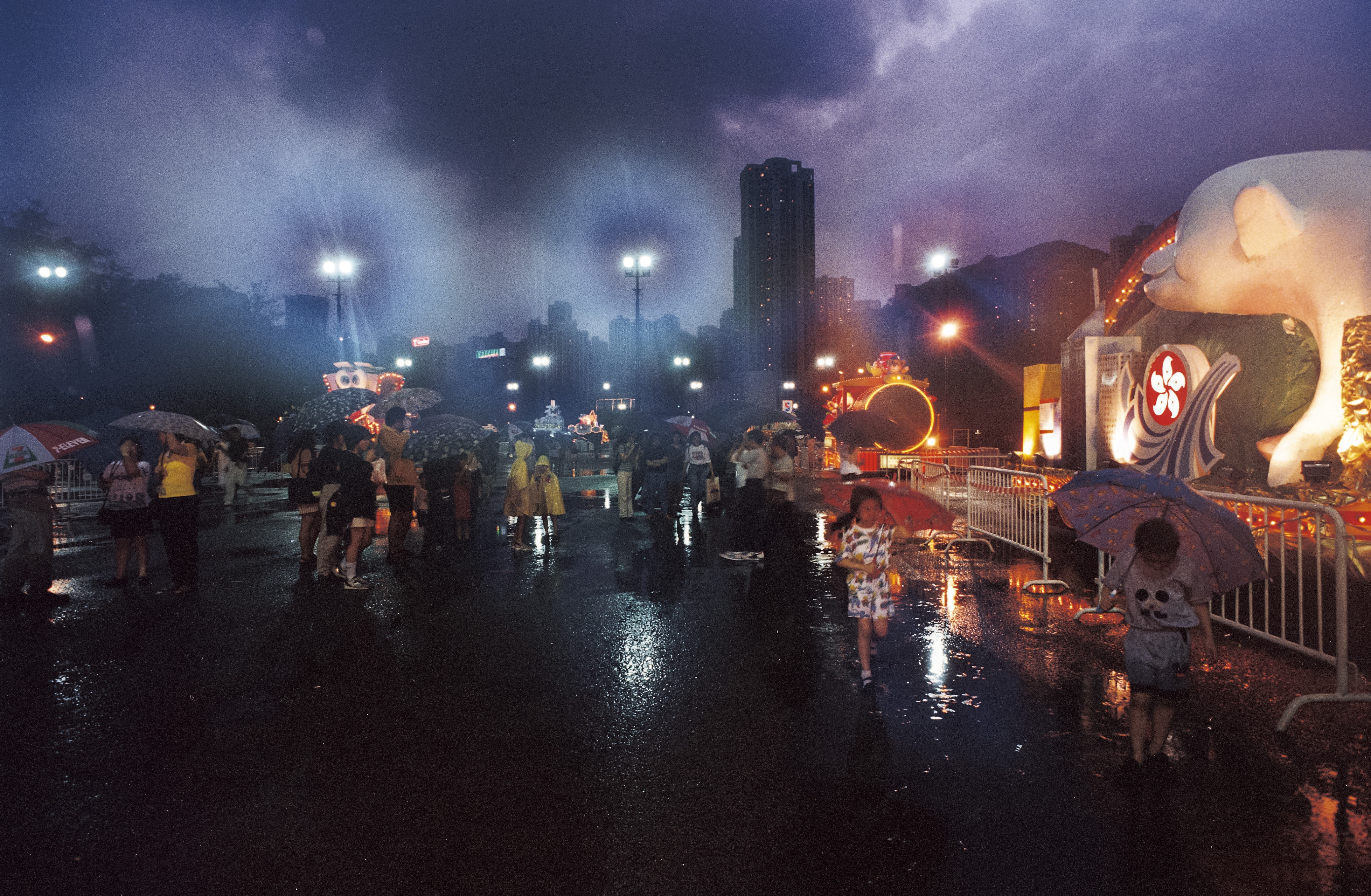 回歸年 97年七一天氣極惡劣黑雨襲港山泥傾瀉 香港01 社會新聞 回歸年 97年七一天氣極惡劣黑雨襲港山泥傾瀉 香港01 社會新聞